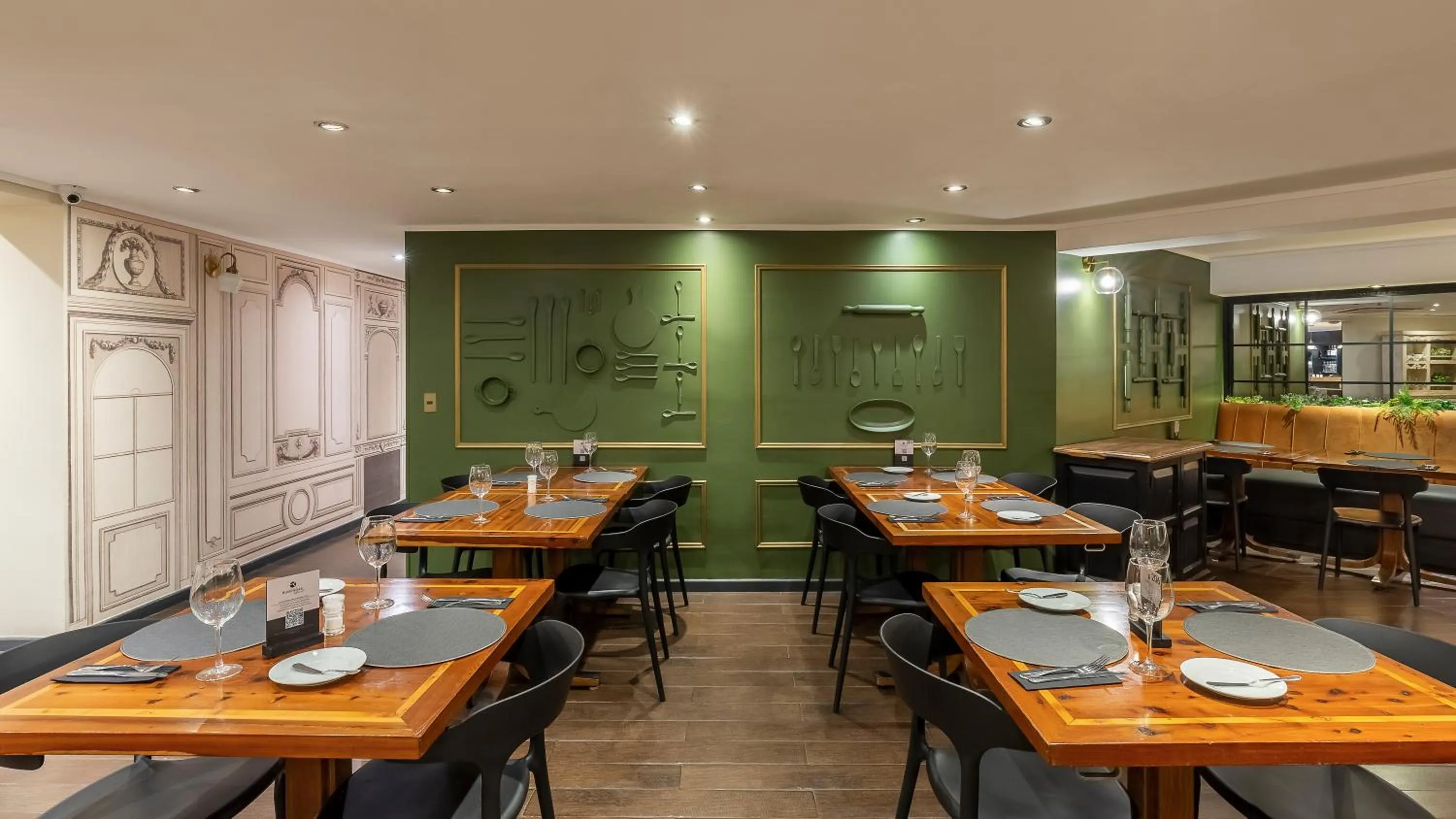Restaurant/places to eat in Rugendas Hotel Boutique by Time Hotel & Apartments