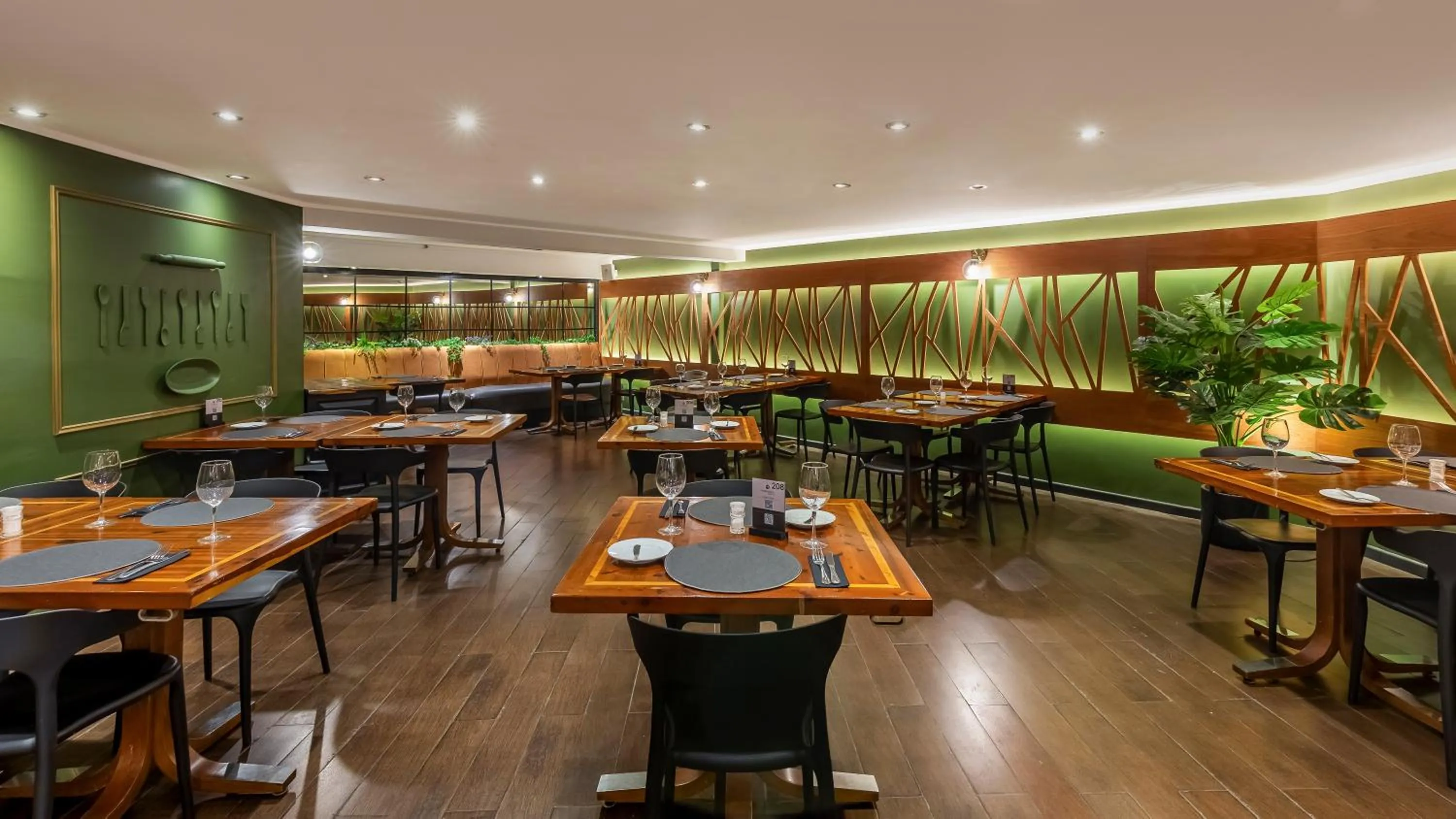 Restaurant/places to eat in Rugendas Hotel Boutique by Time Hotel & Apartments