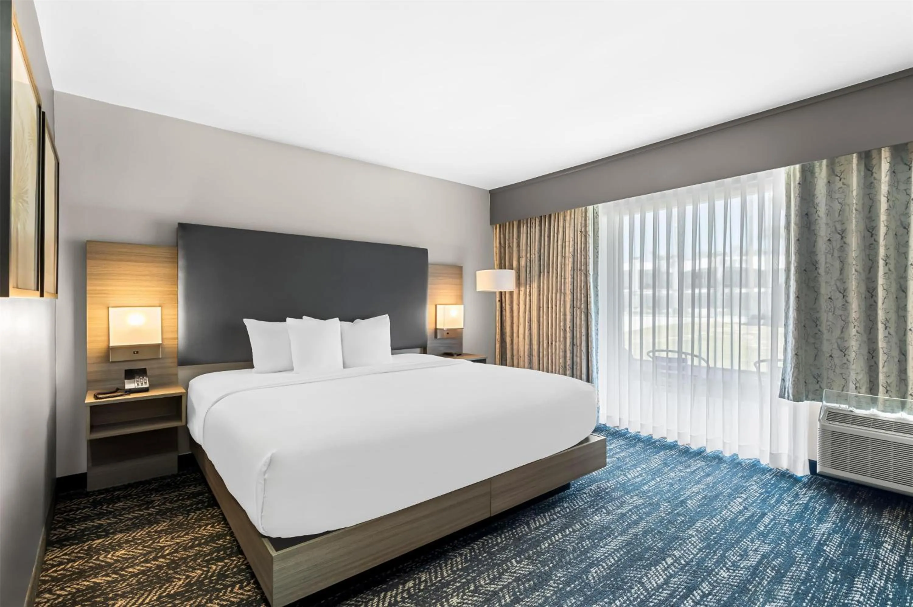 Photo of the whole room, Bed in Hourglass Hotel, Trademark Collection by Wyndham