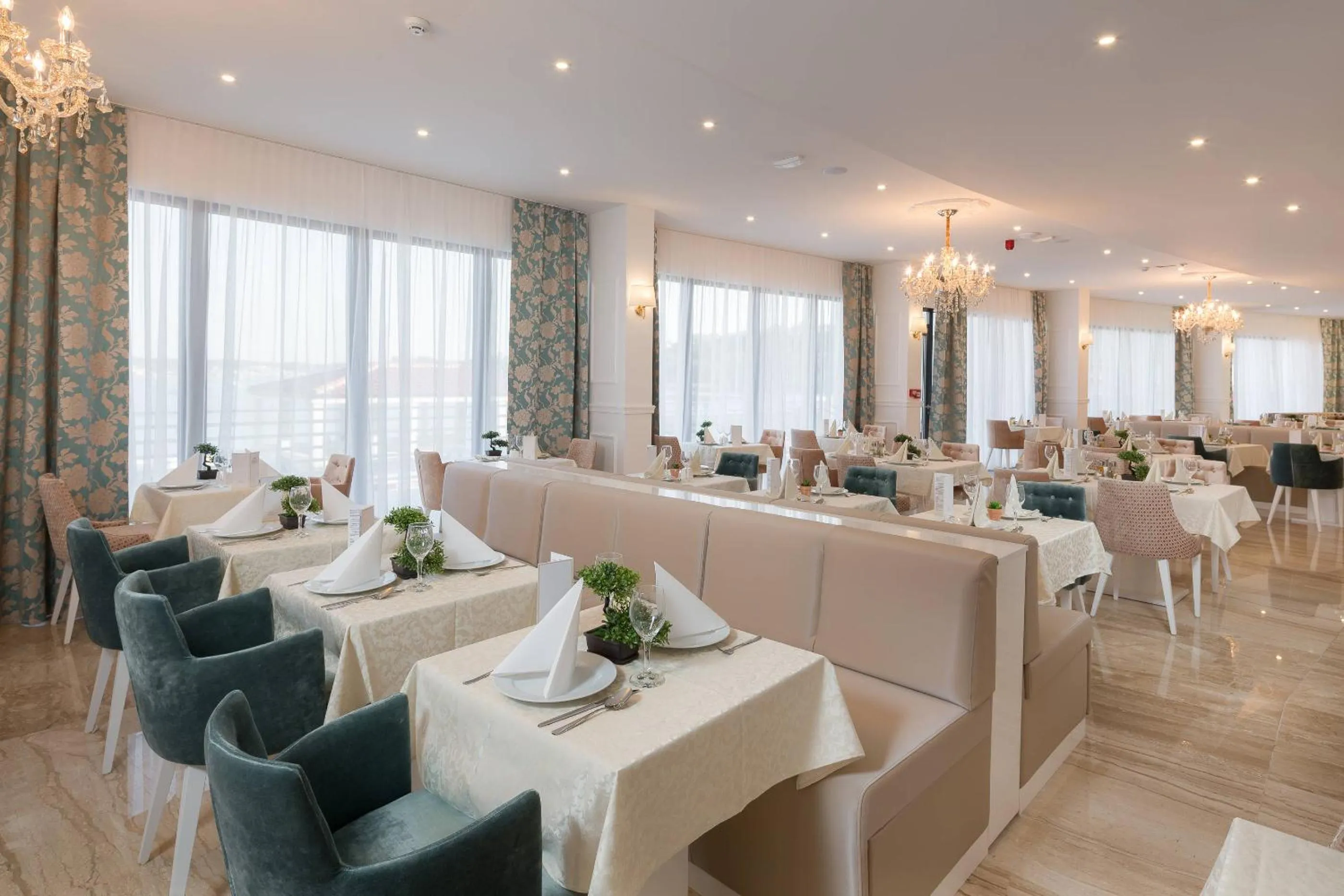 Restaurant/places to eat in Hotel Perla