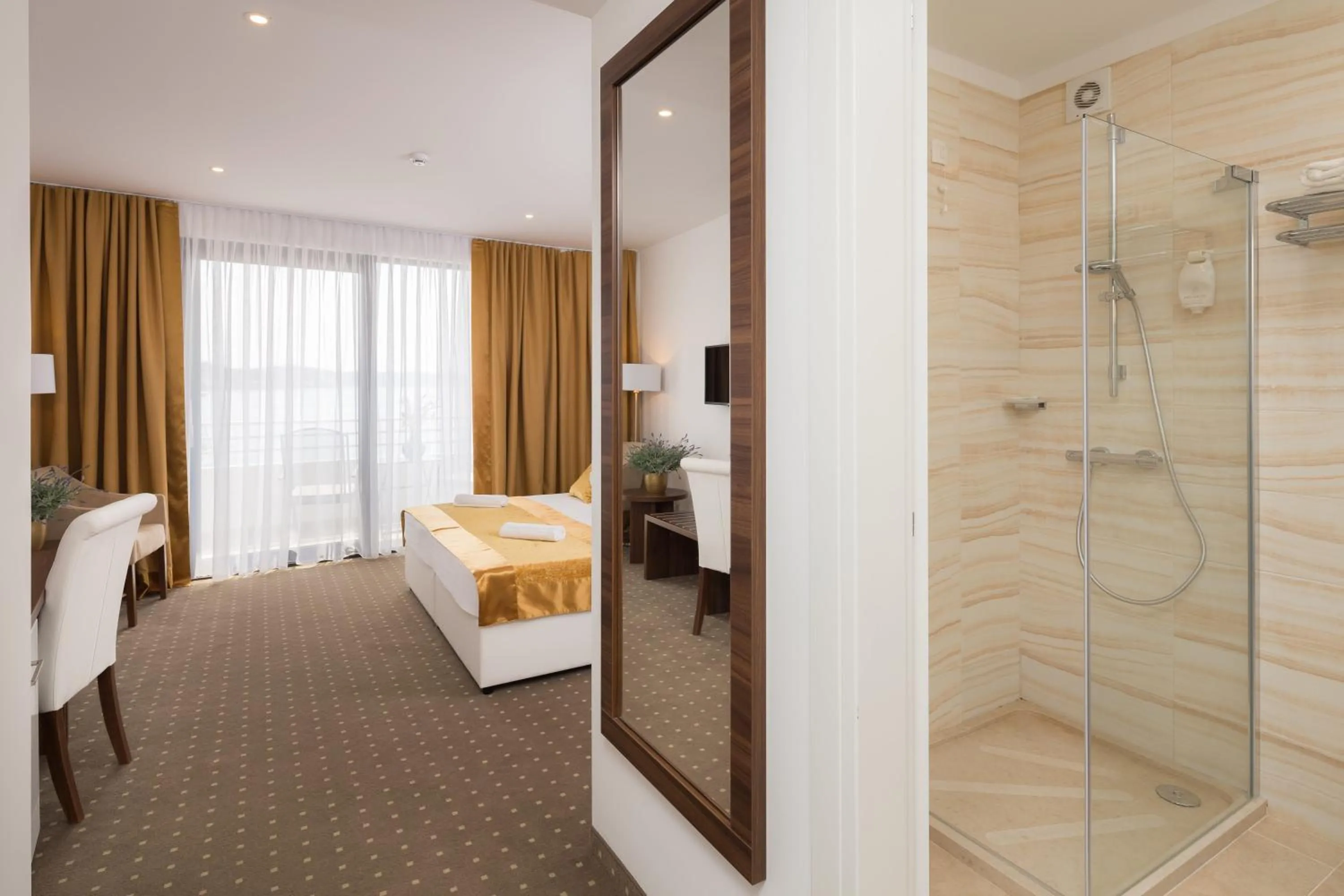 Shower, Bed in Hotel Perla