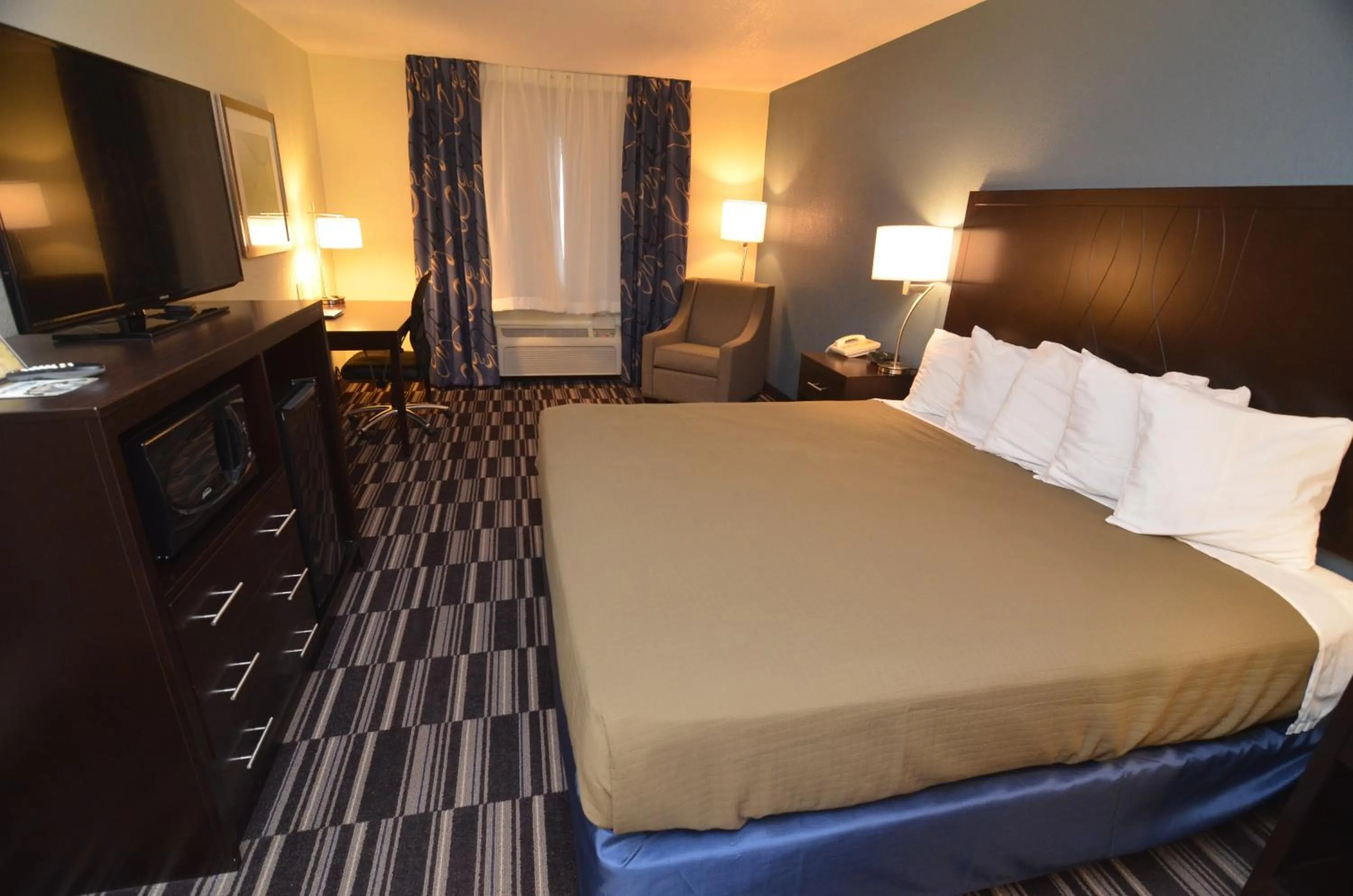 Bedroom, Bed in AmericInn by Wyndham Mount Pleasant