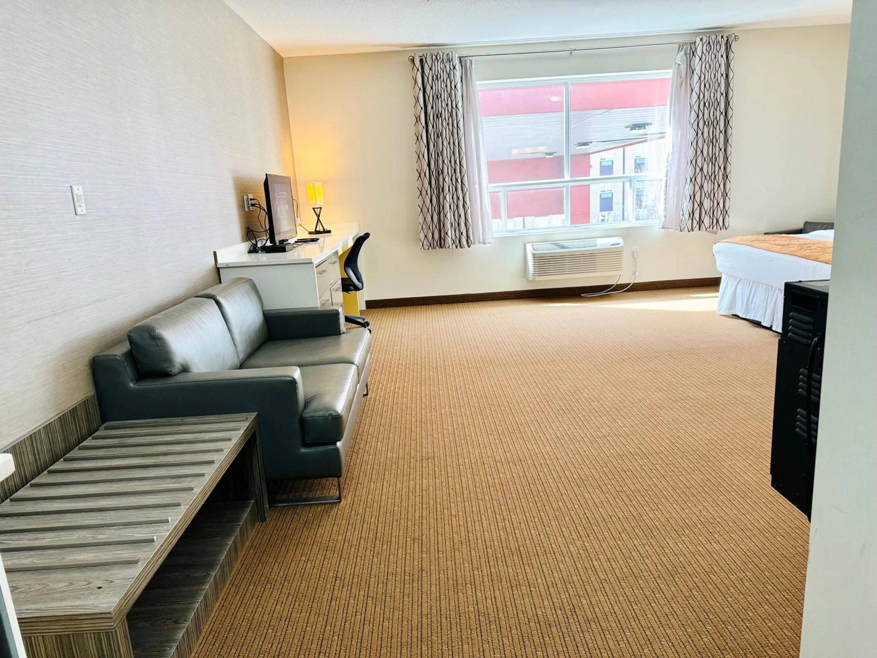 Seating area, Bed in Southfort Inn