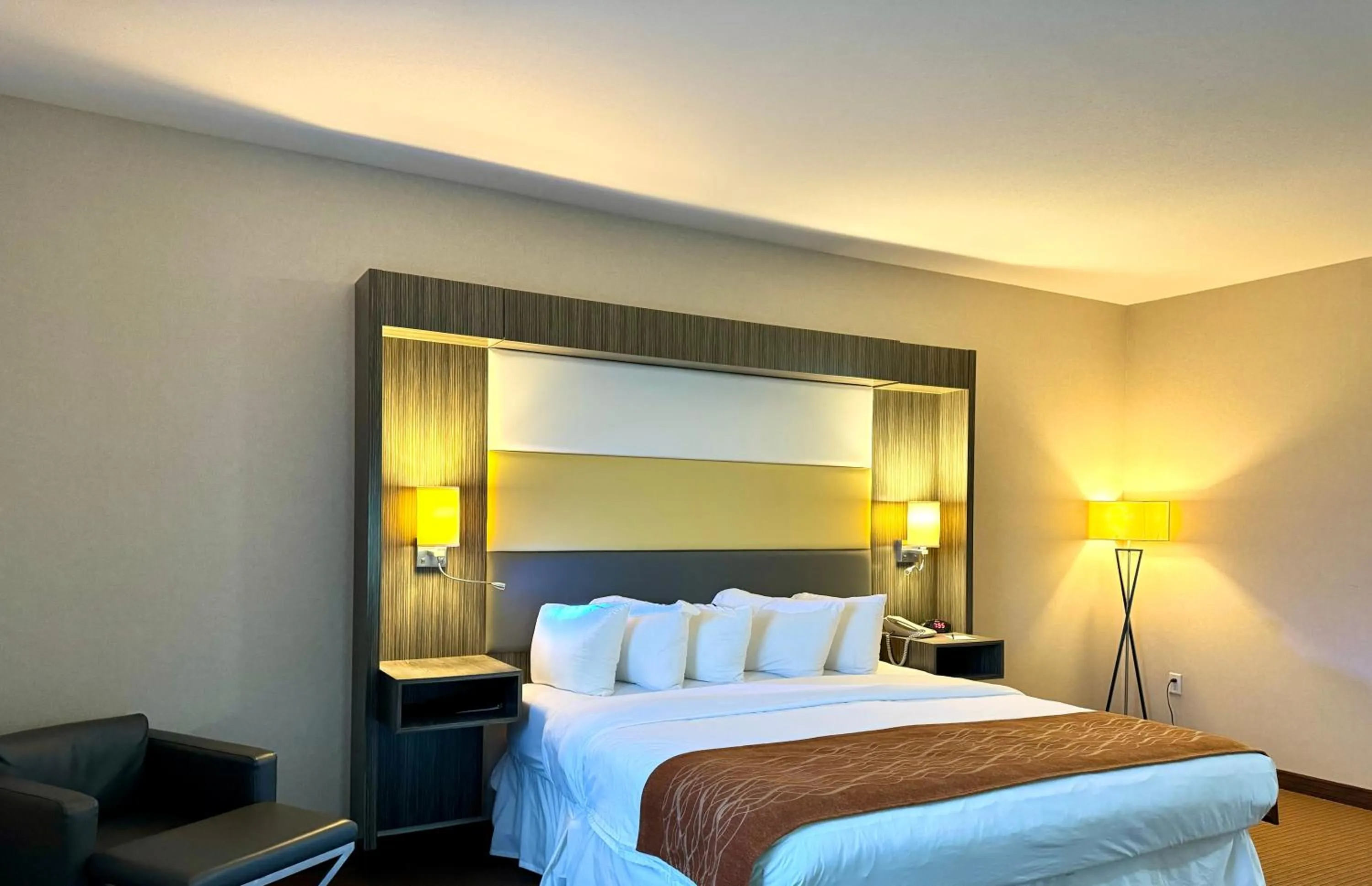 Night, Bed in Southfort Inn