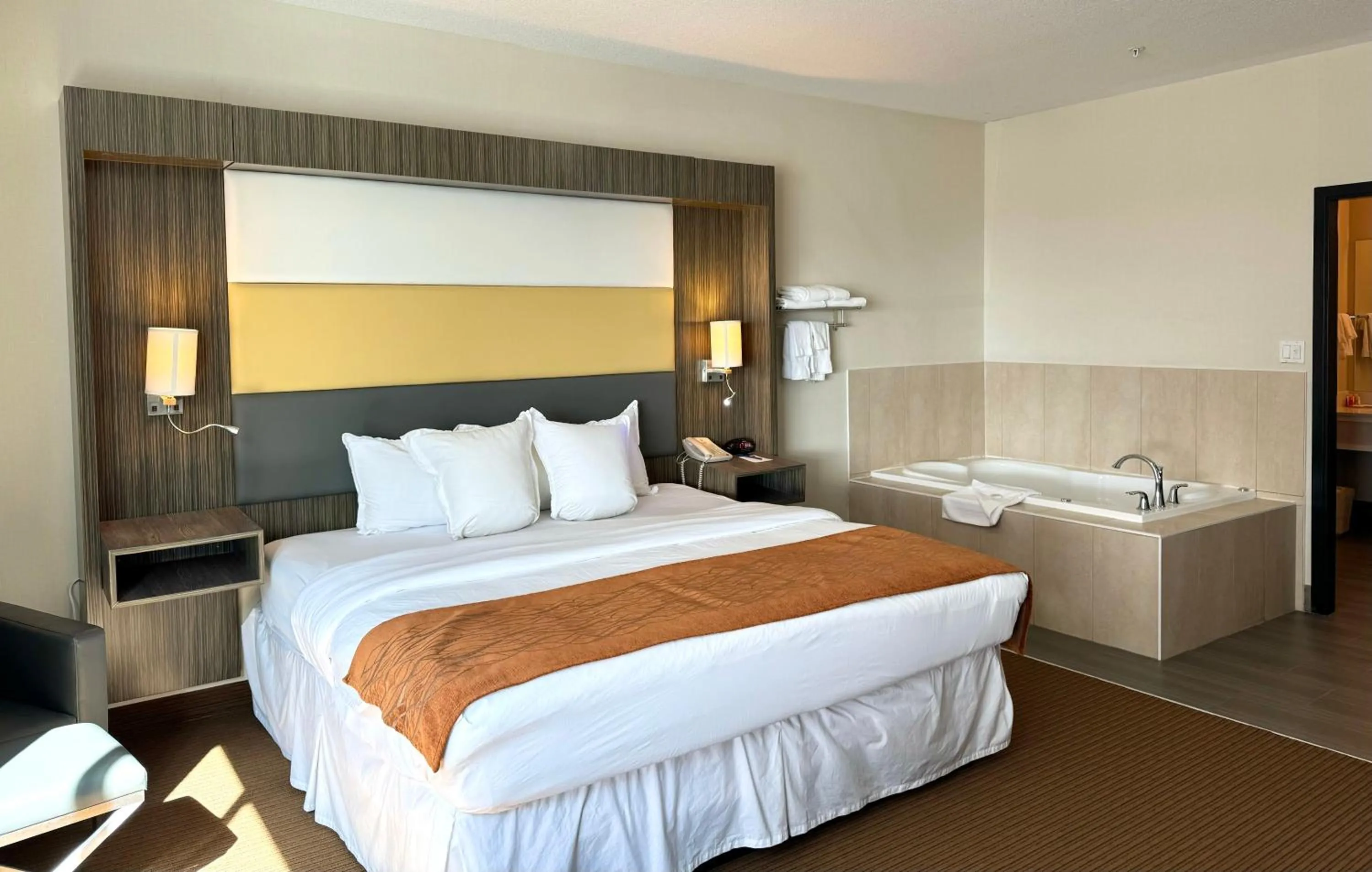 Bed in Southfort Inn