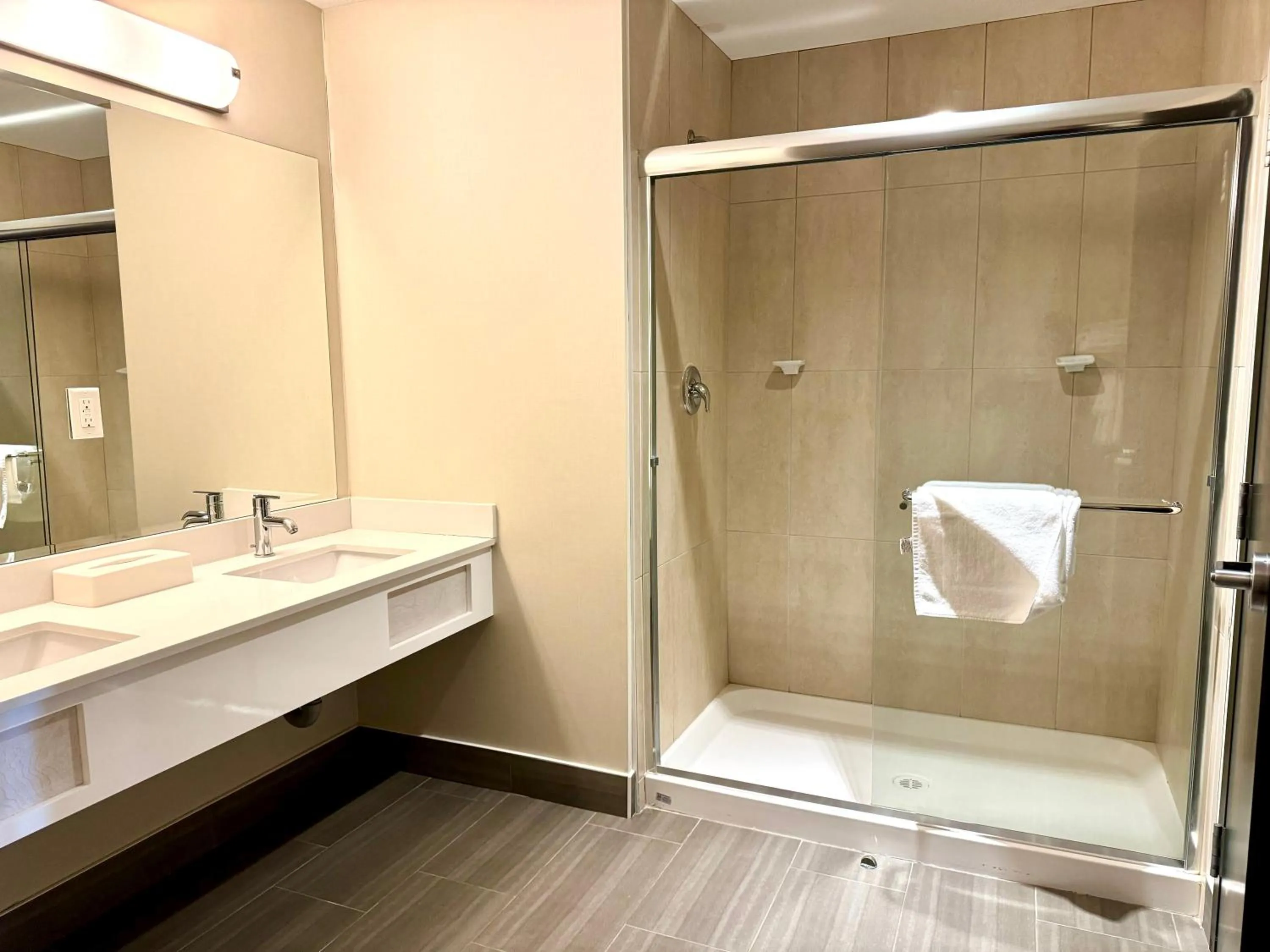 Shower in Southfort Inn