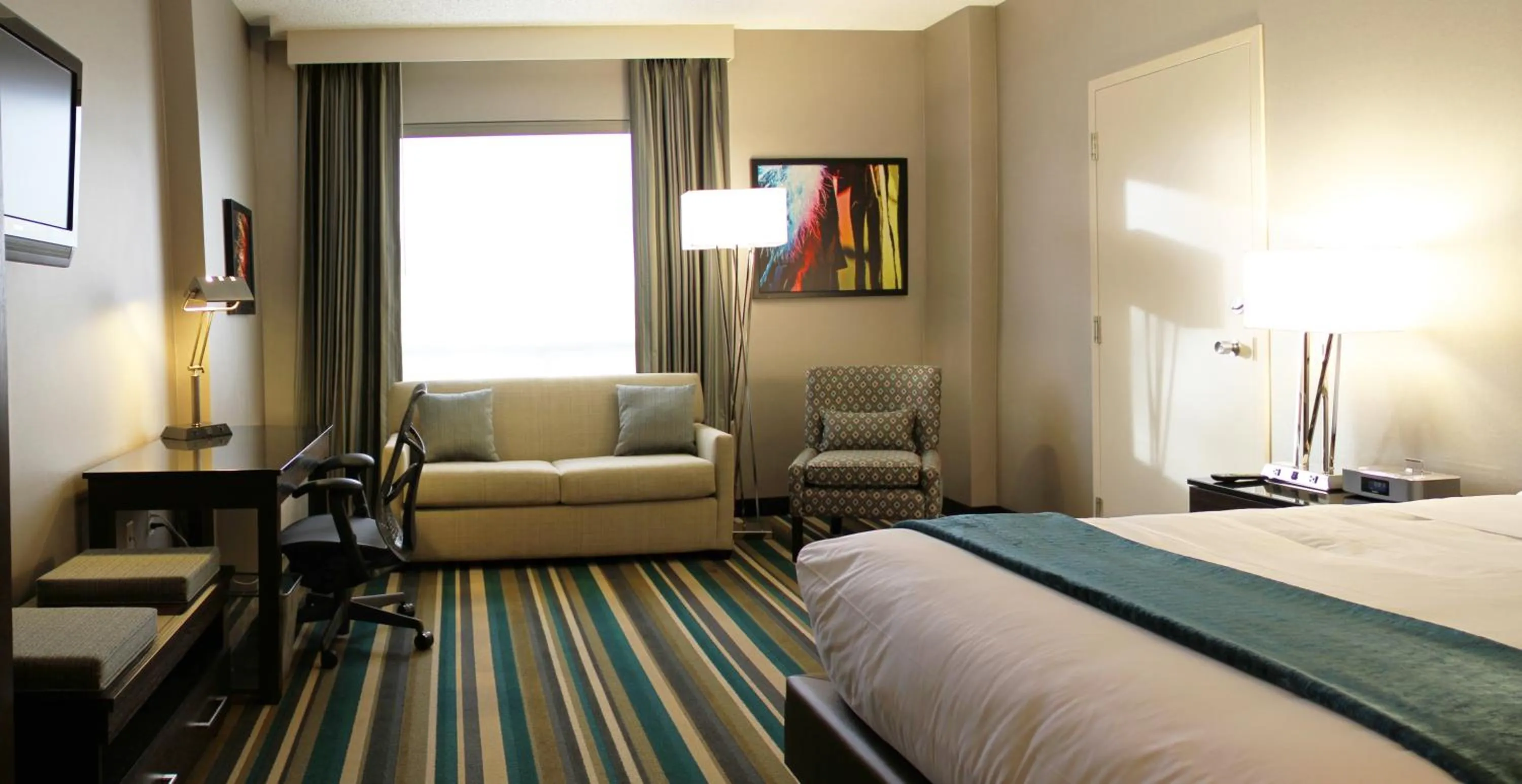 Signature Queen Room with Sofa in Hotel Blackfoot