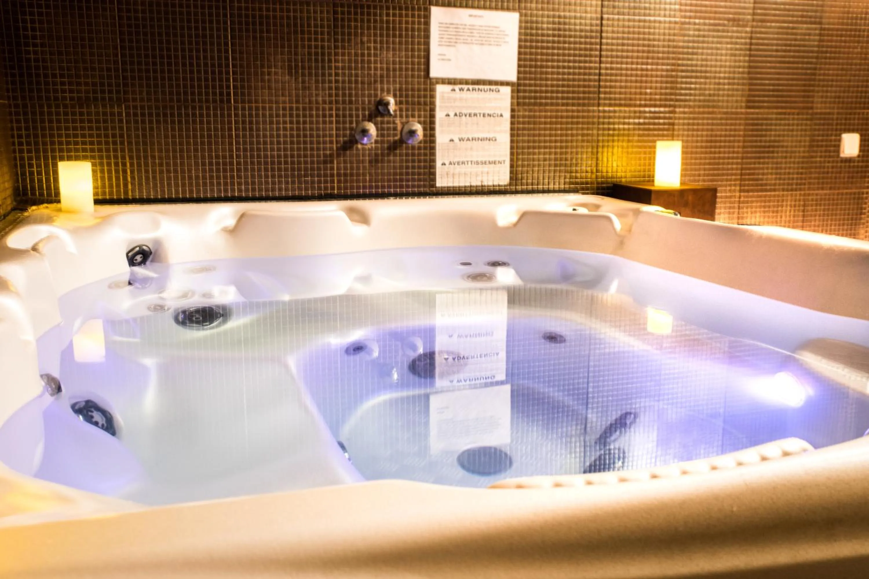 Hot Tub in Hotel Cardamomo Sigüenza