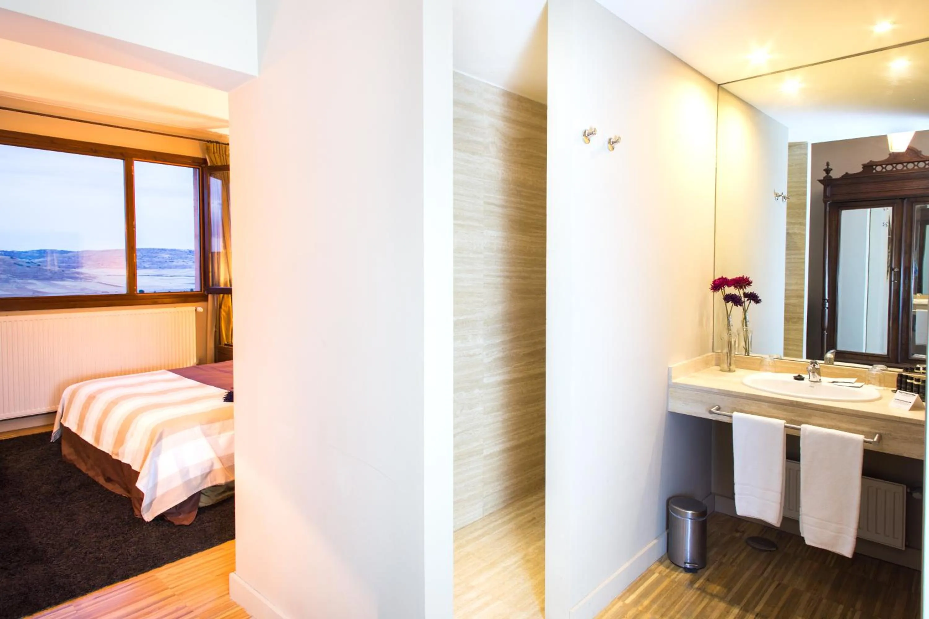 Bathroom, Bed in Hotel Cardamomo Sigüenza