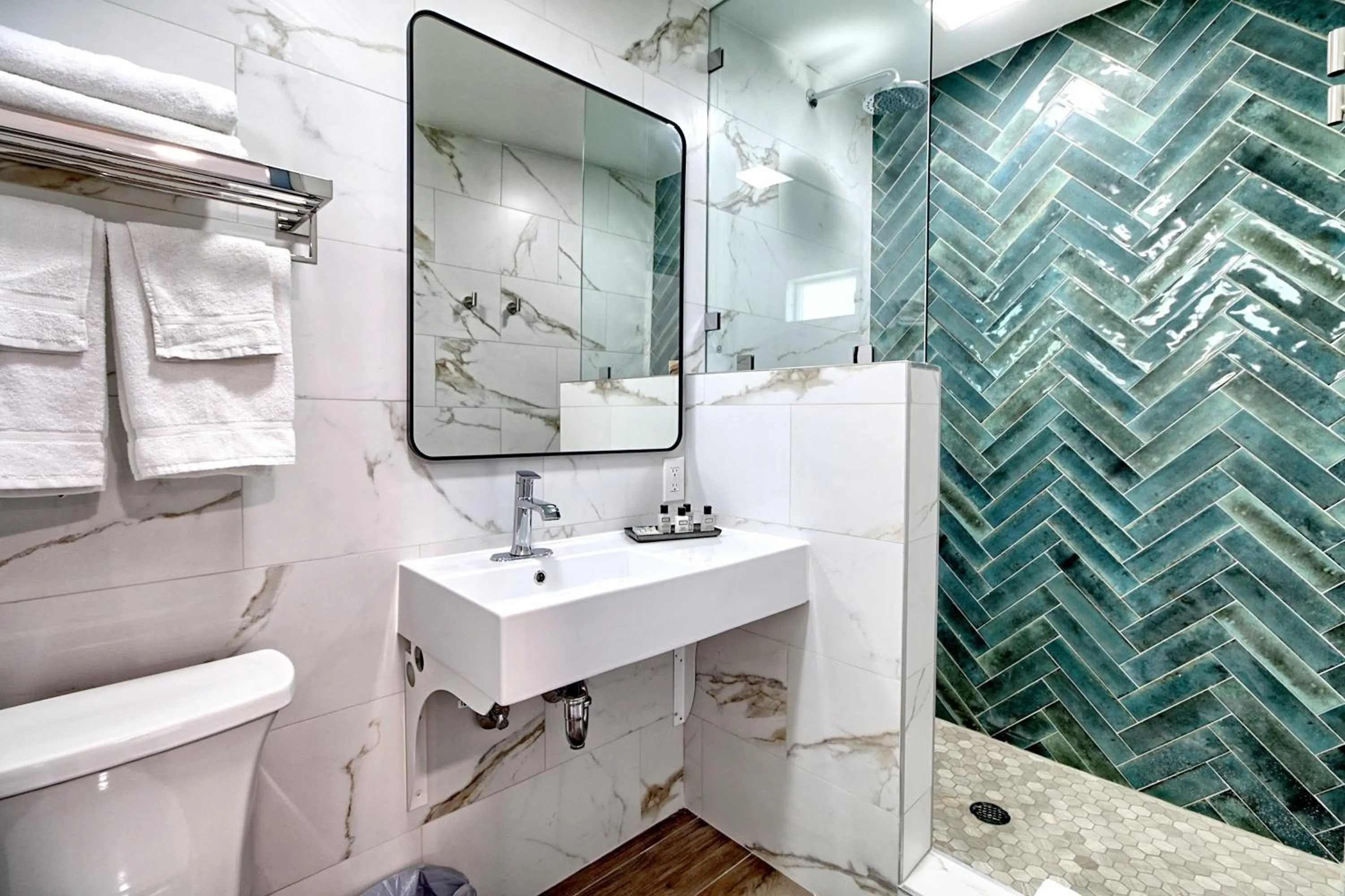 Bathroom in White Caps Motel