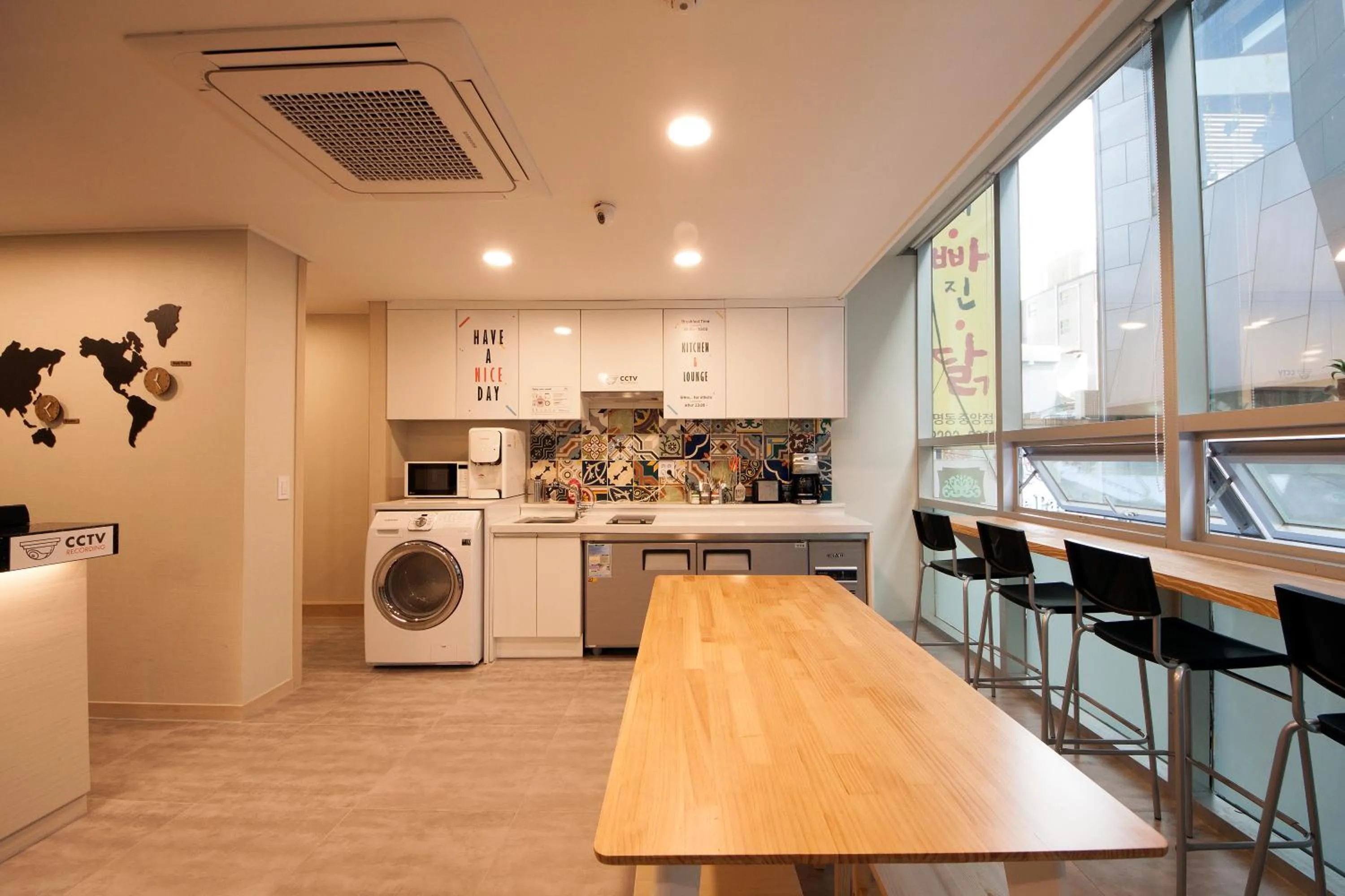 Communal lounge/ TV room in OYO Hostel Myeongdong 1