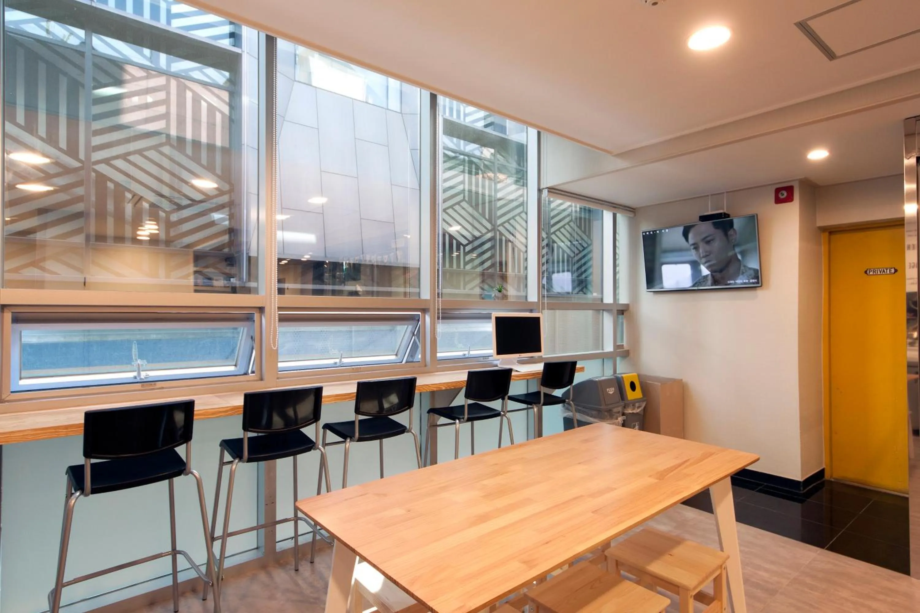 Communal lounge/ TV room in OYO Hostel Myeongdong 1