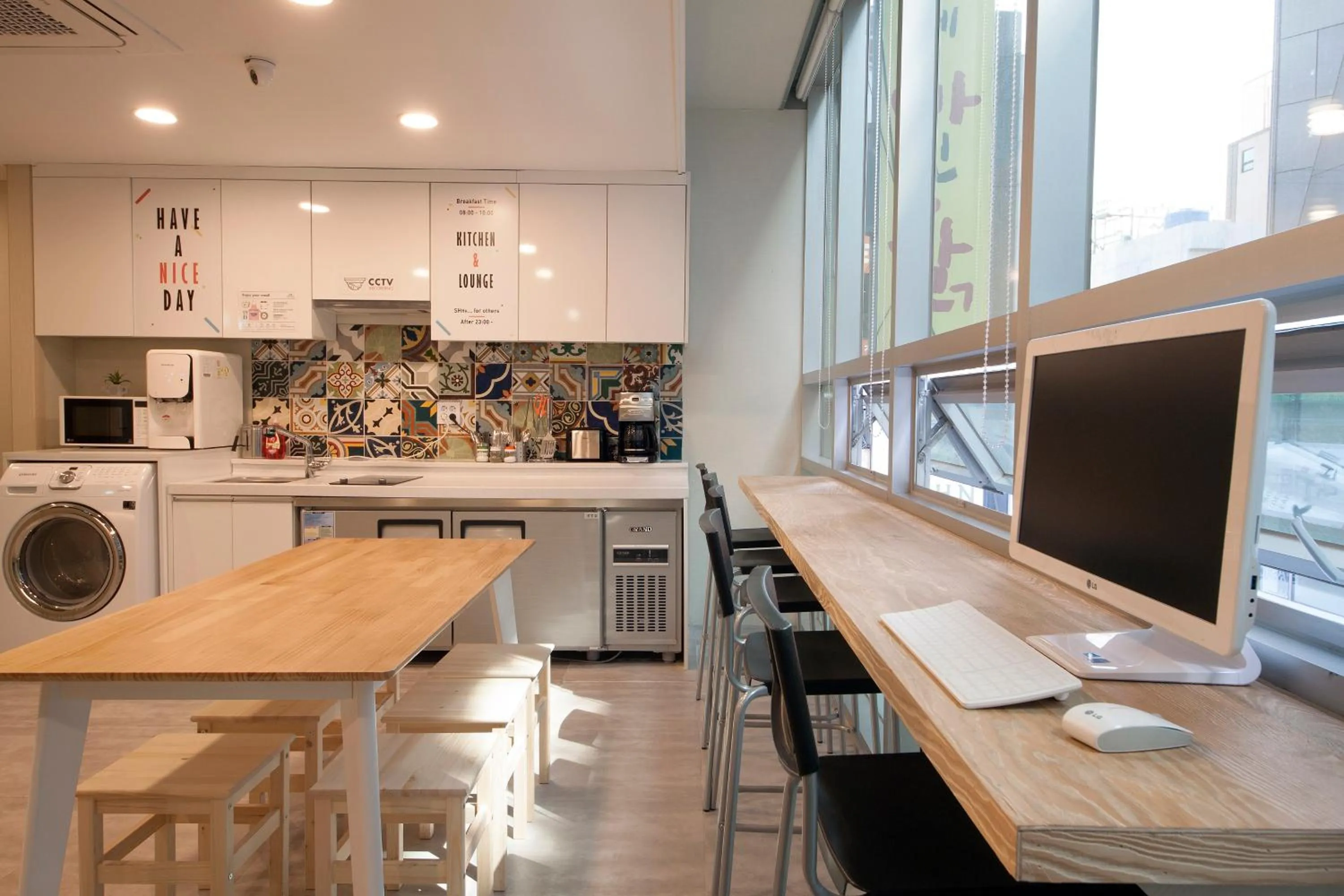 Communal lounge/ TV room in OYO Hostel Myeongdong 1