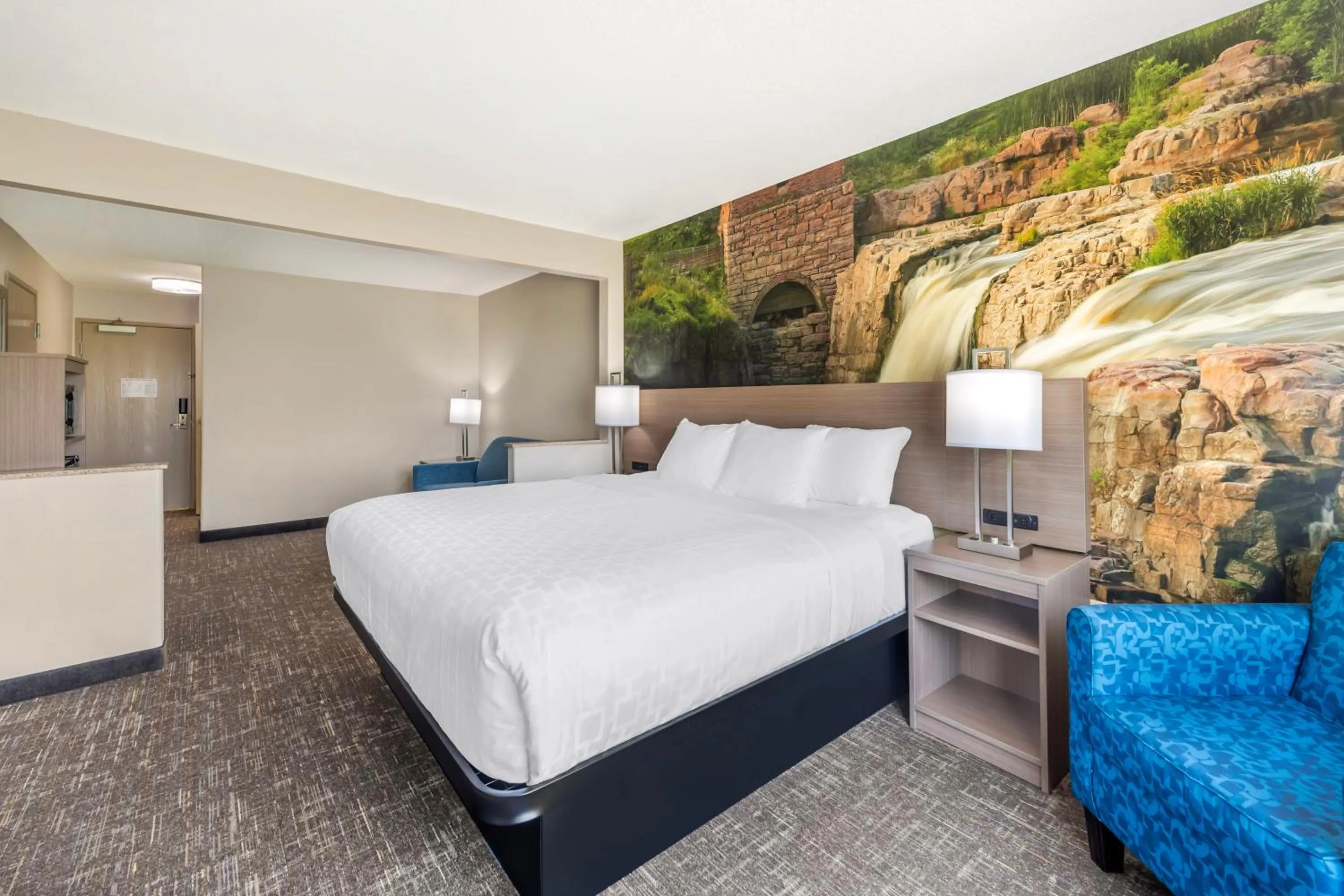 Living room, Bed in Clarion Pointe Sioux Falls Airport