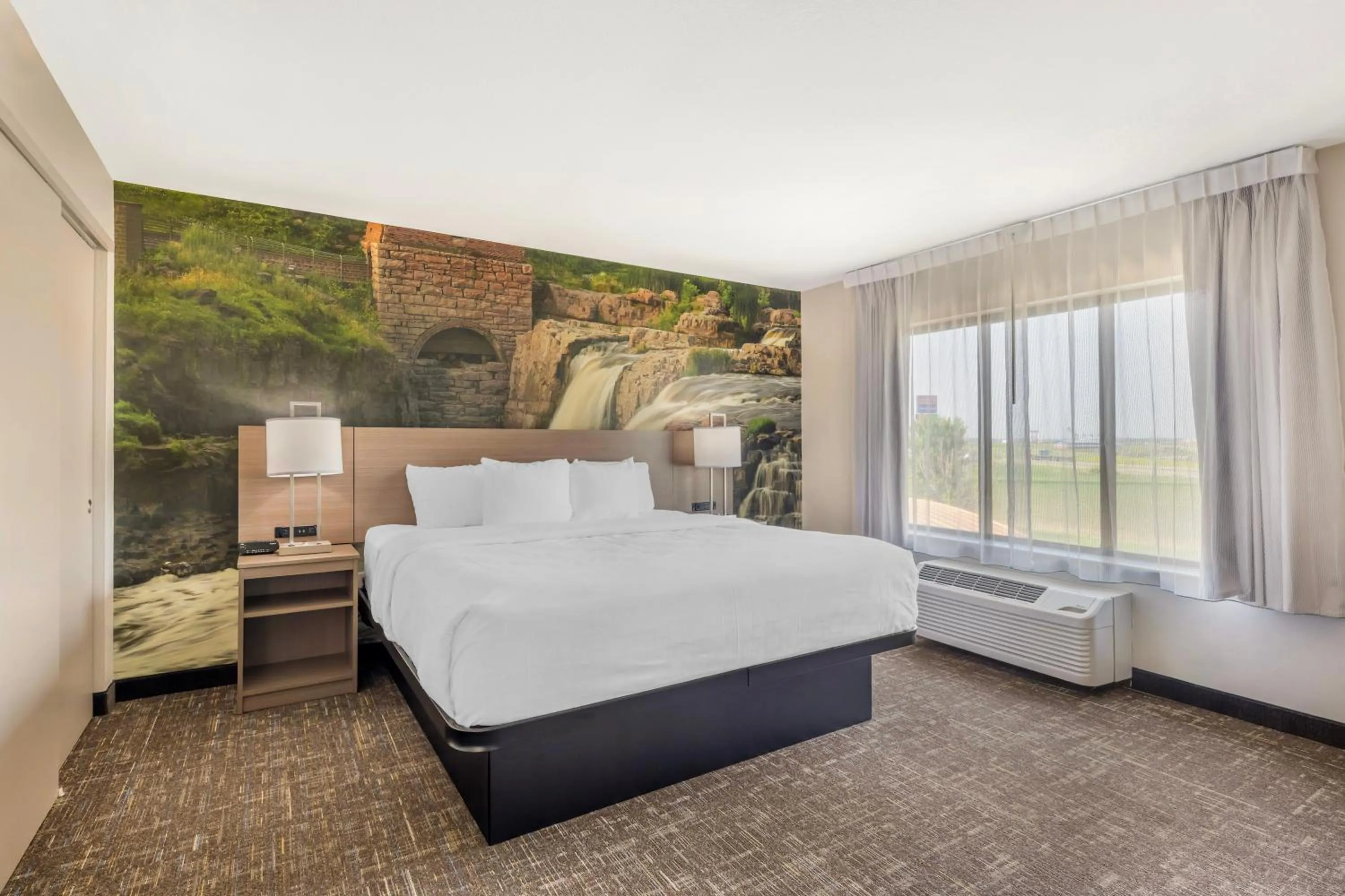 Bed in Clarion Pointe Sioux Falls Airport