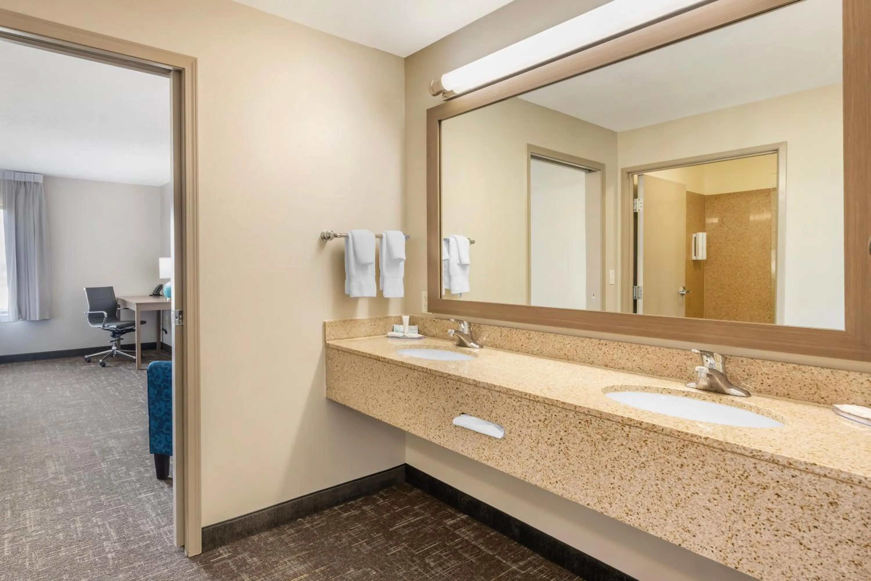 Bathroom in Clarion Pointe Sioux Falls Airport