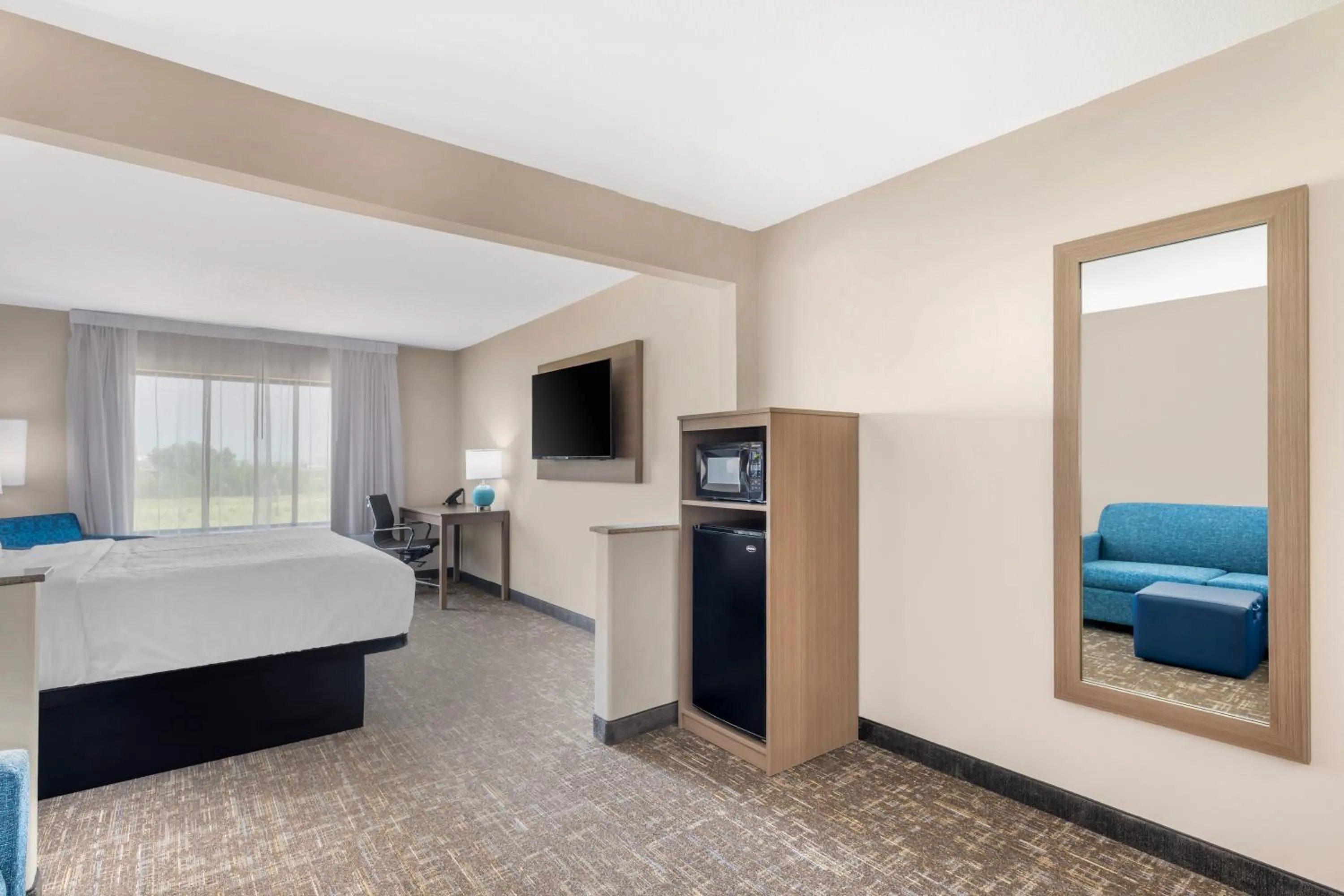 TV and multimedia, Bed in Clarion Pointe Sioux Falls Airport