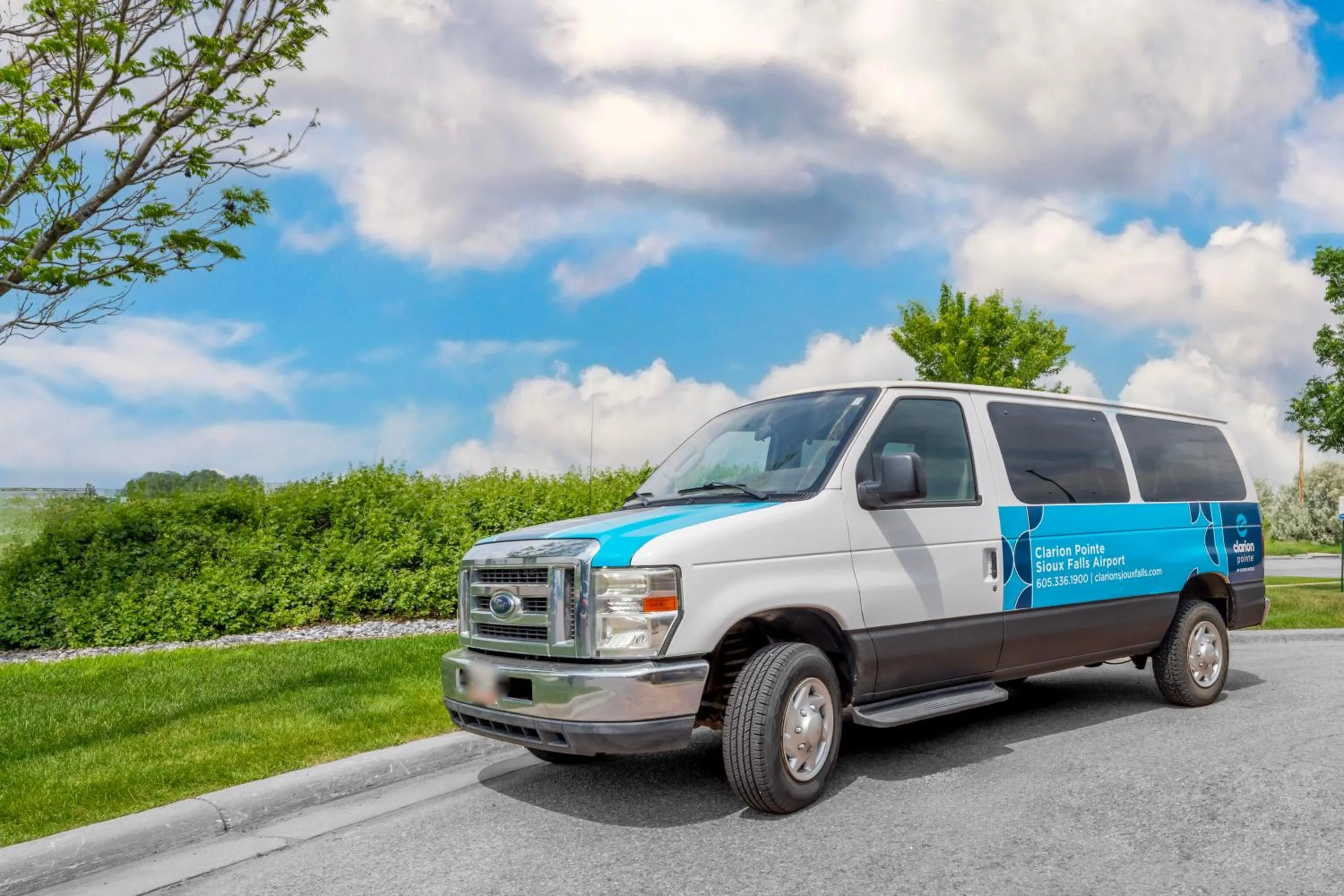 shuttle in Clarion Pointe Sioux Falls Airport