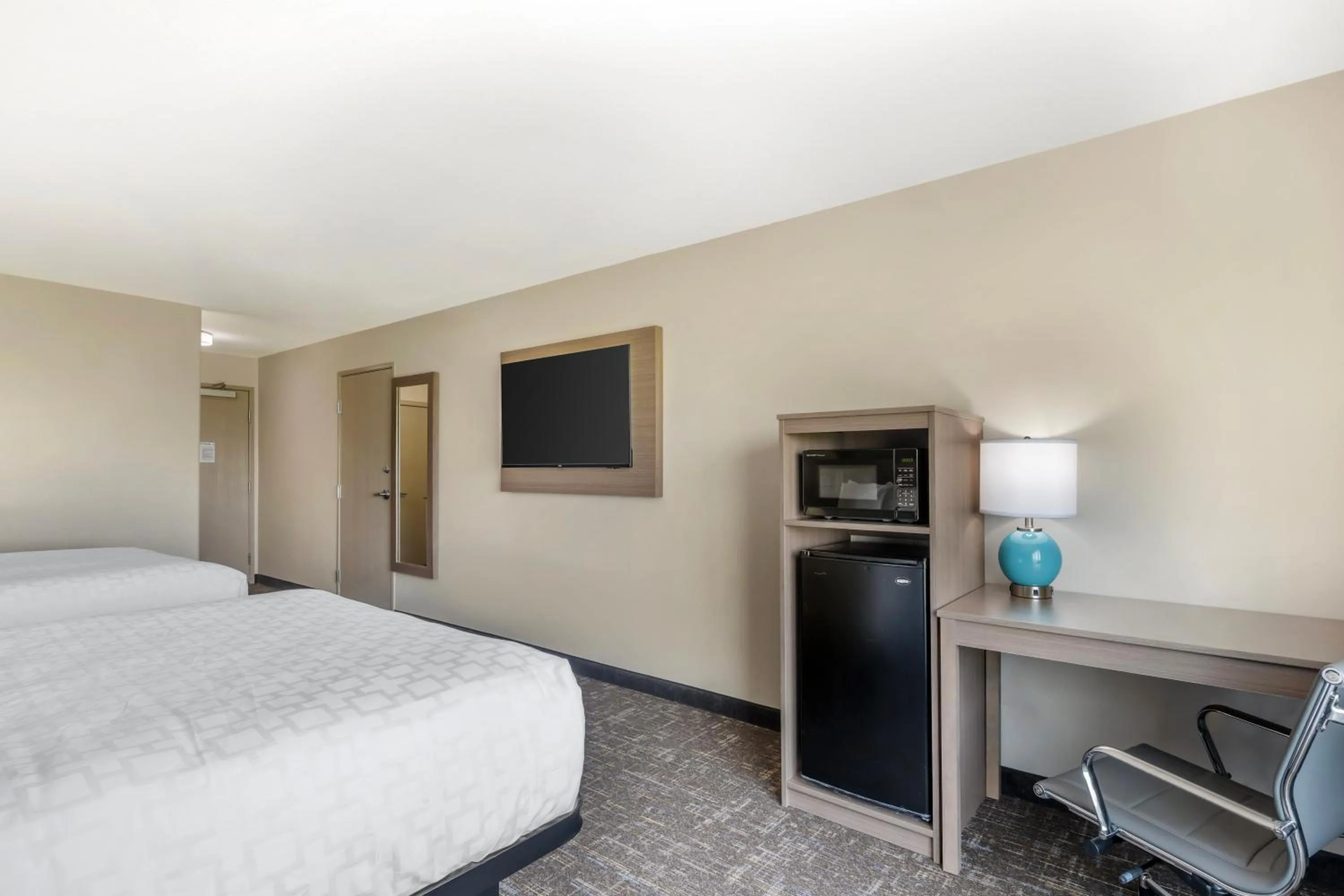 Bed in Clarion Pointe Sioux Falls Airport