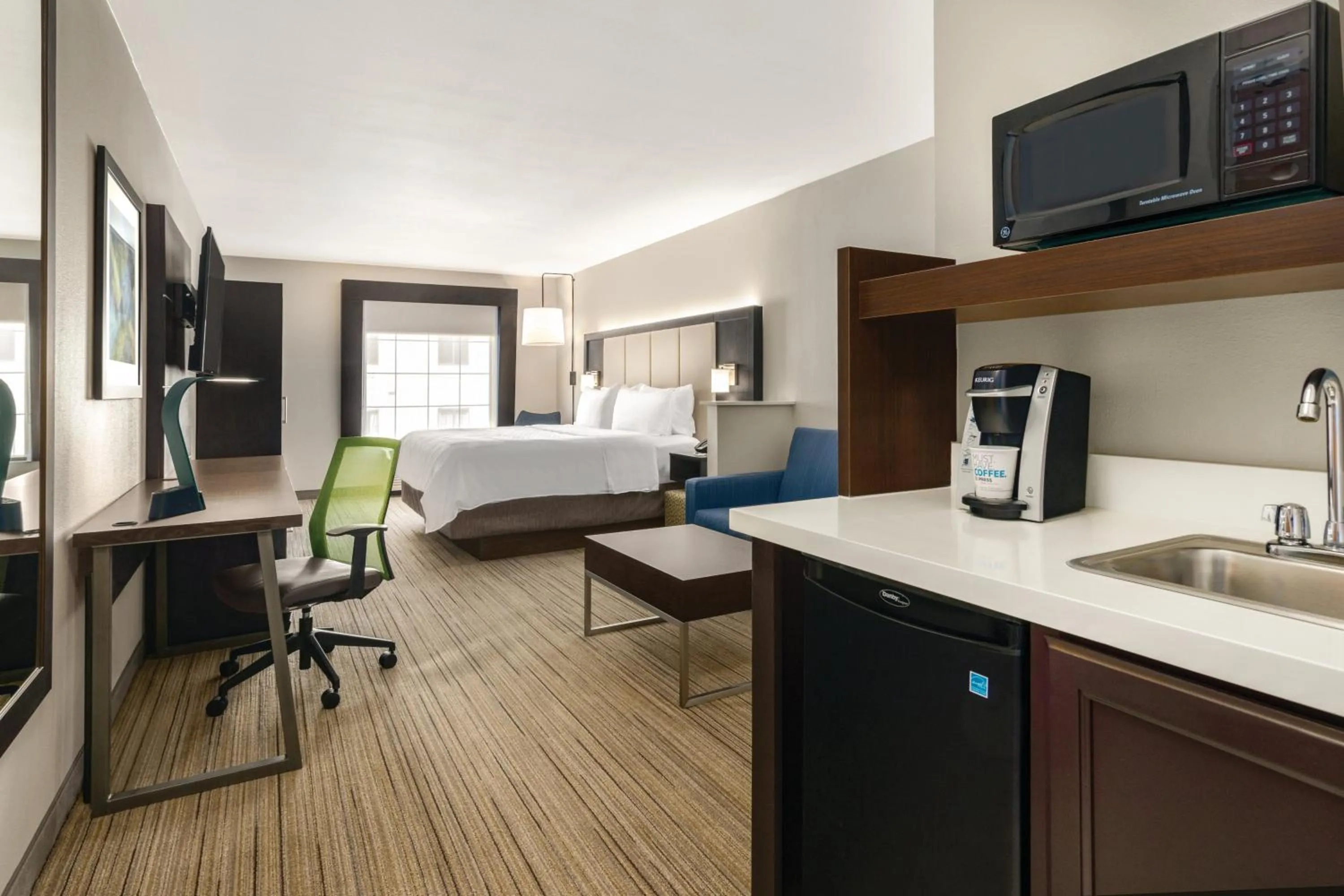 Photo of the whole room, Bed in Holiday Inn Express Hotel & Suites Lawton-Fort Sill by IHG