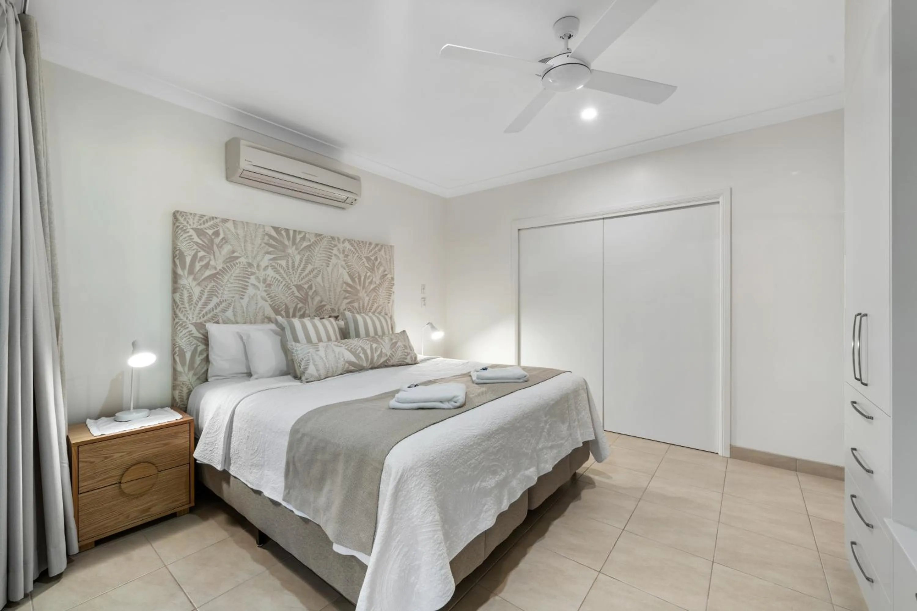 Photo of the whole room, Bed in Blue Summit Hideaway