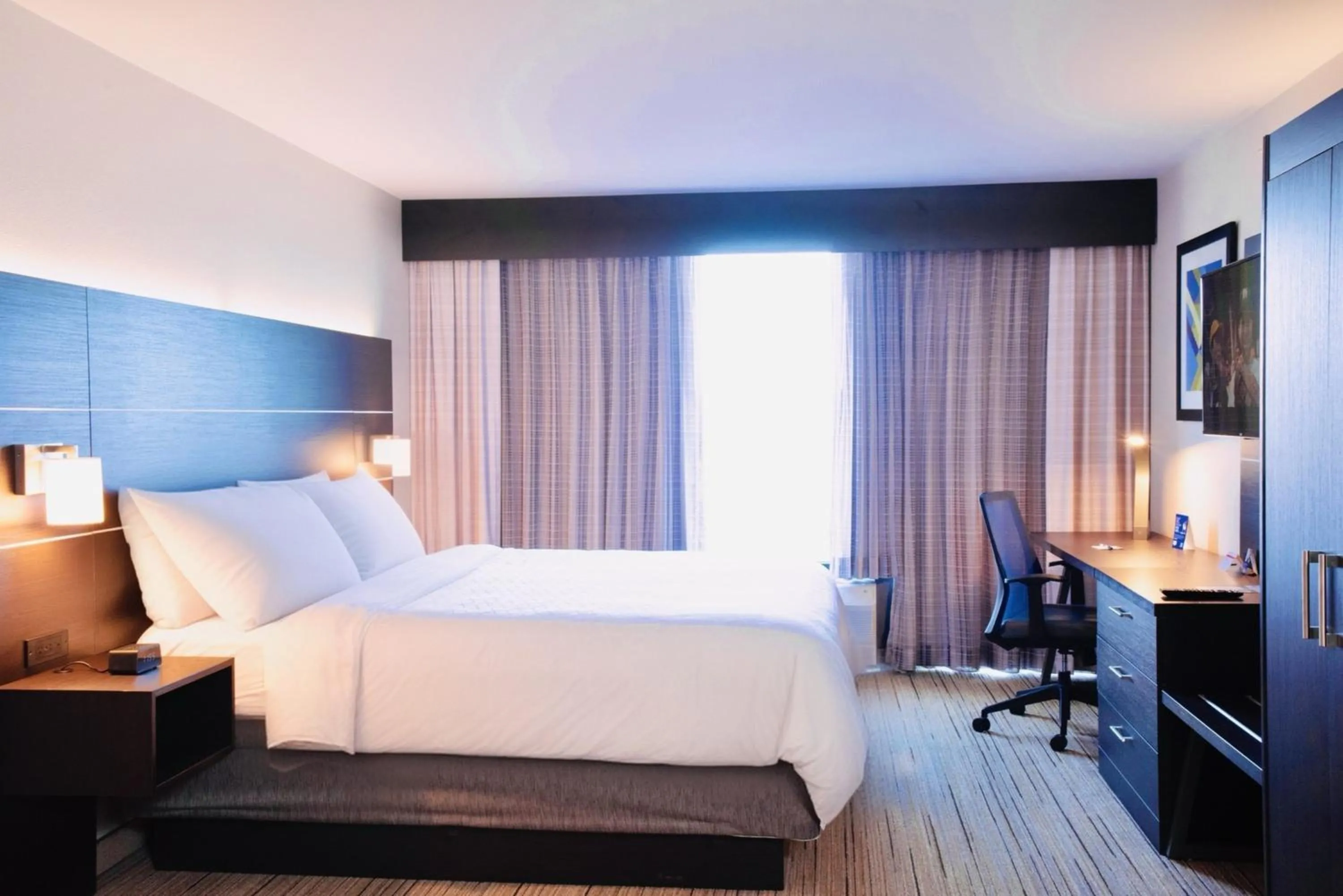 Property building, Bed in Holiday Inn Express Hotel & Suites Chester by IHG