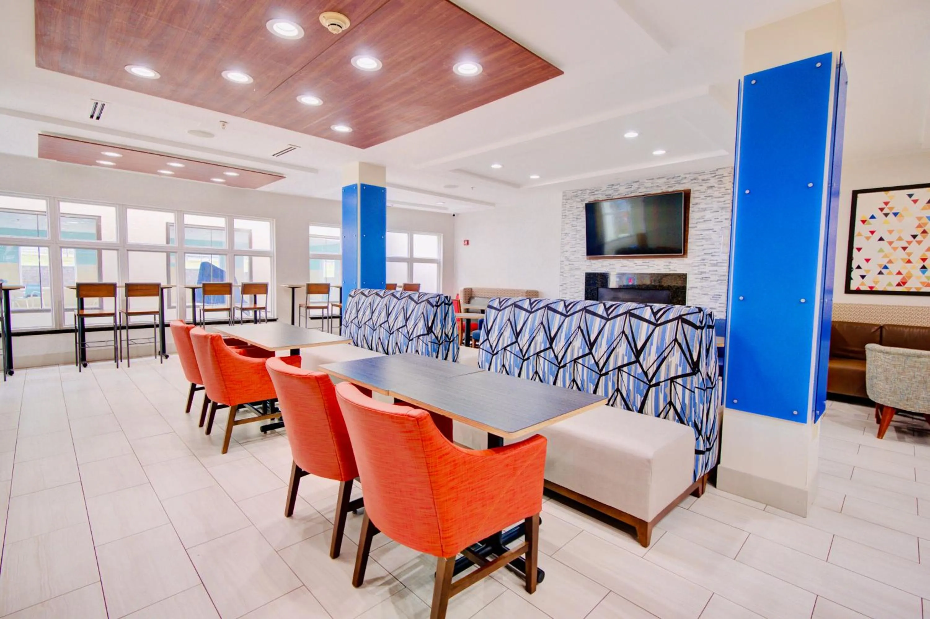 Lobby or reception in Holiday Inn Express Hotel & Suites Chester by IHG