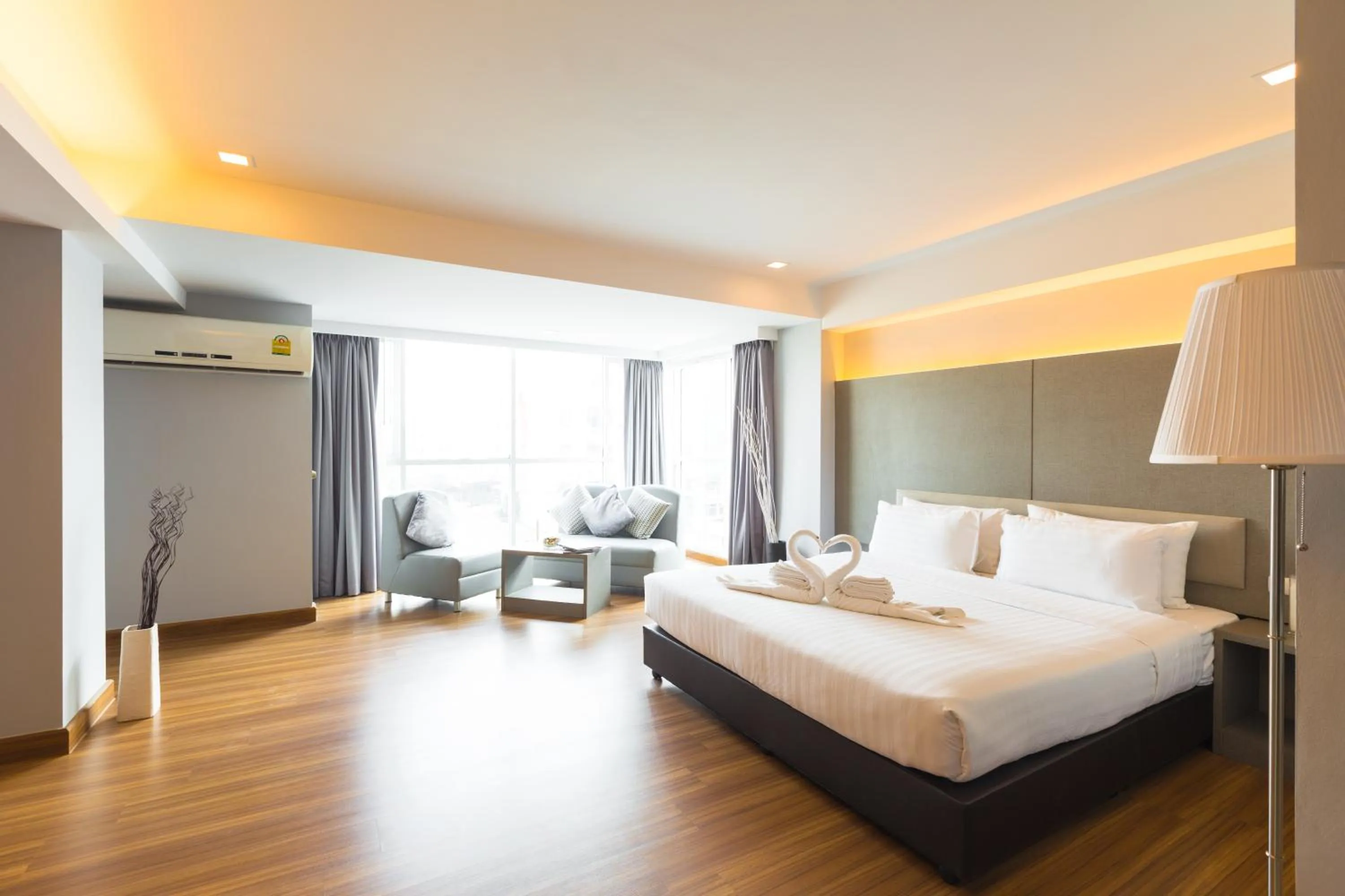 Photo of the whole room, Bed in Top View Hotel - SHA Extra Plus