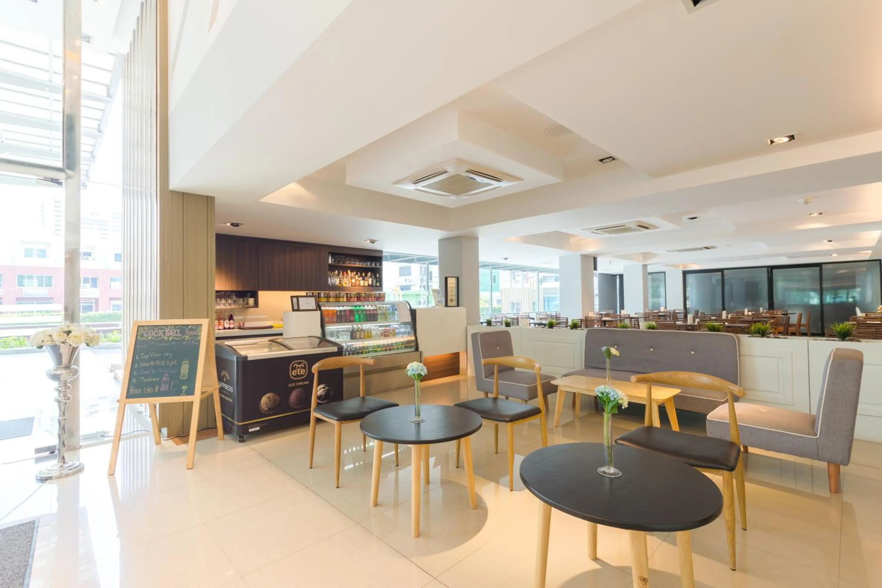 Restaurant/places to eat in Top View Hotel - SHA Extra Plus