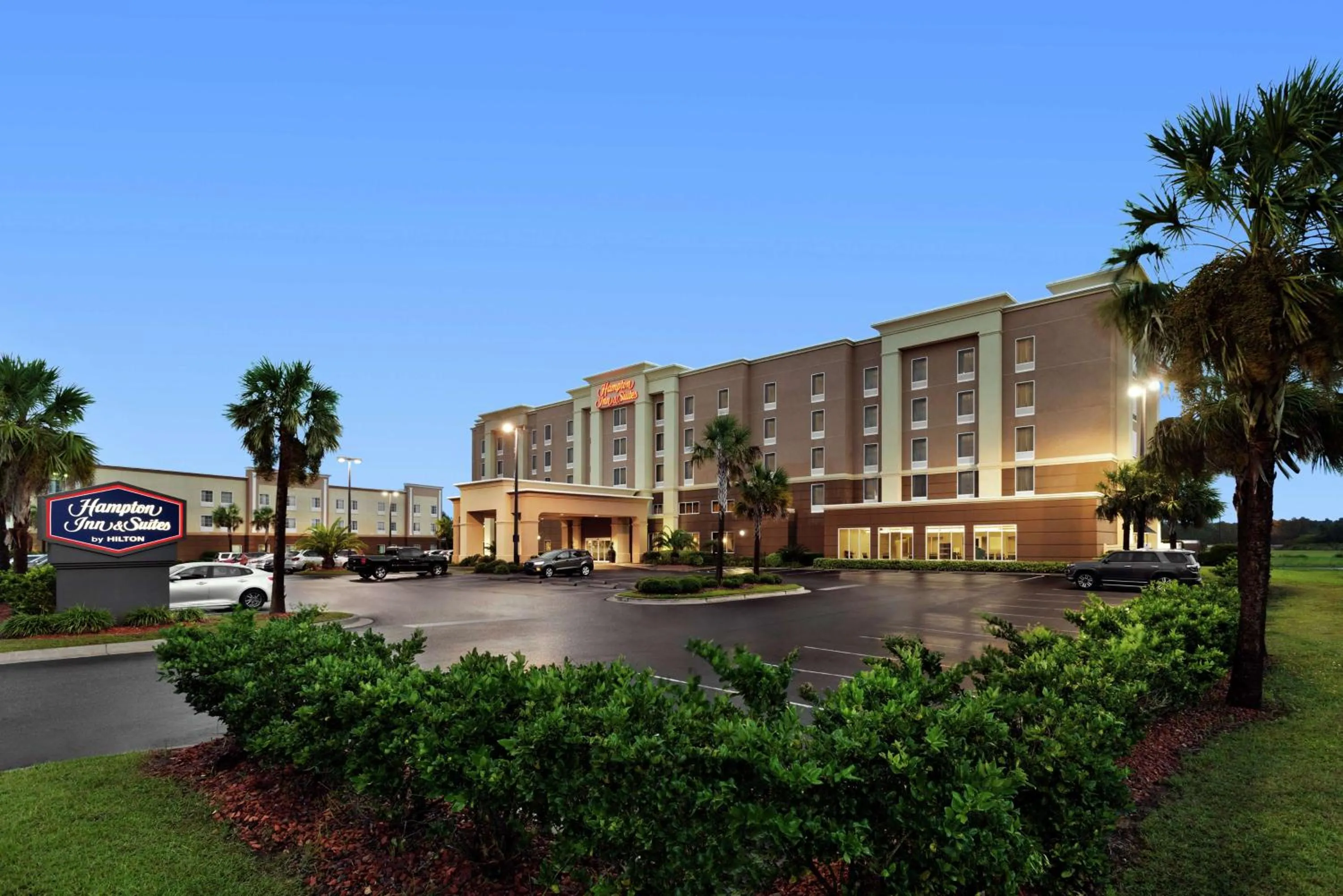 Property building in Hampton Inn & Suites Brunswick