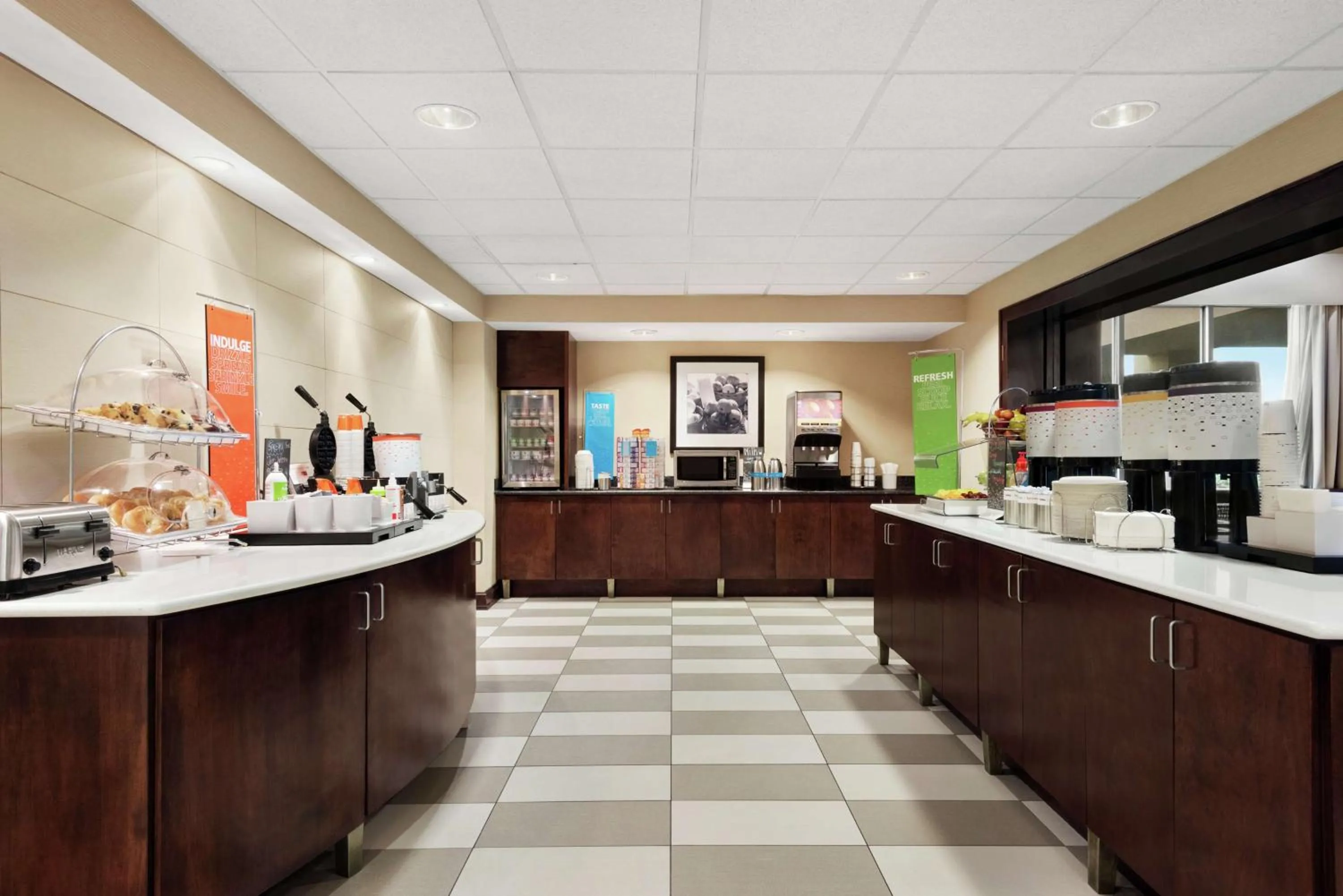 Breakfast in Hampton Inn & Suites Brunswick