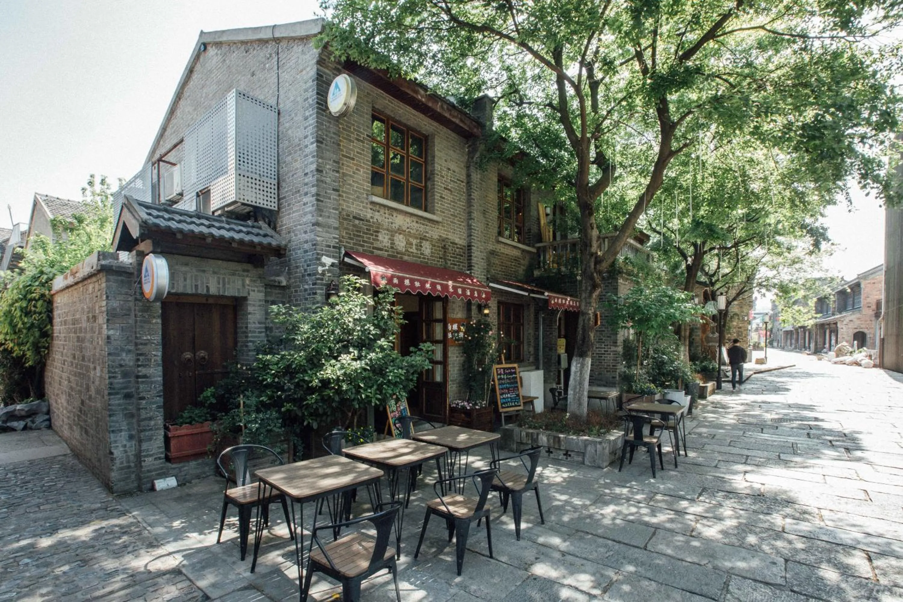 Facade/entrance in Lao men dong International Youth Hostel