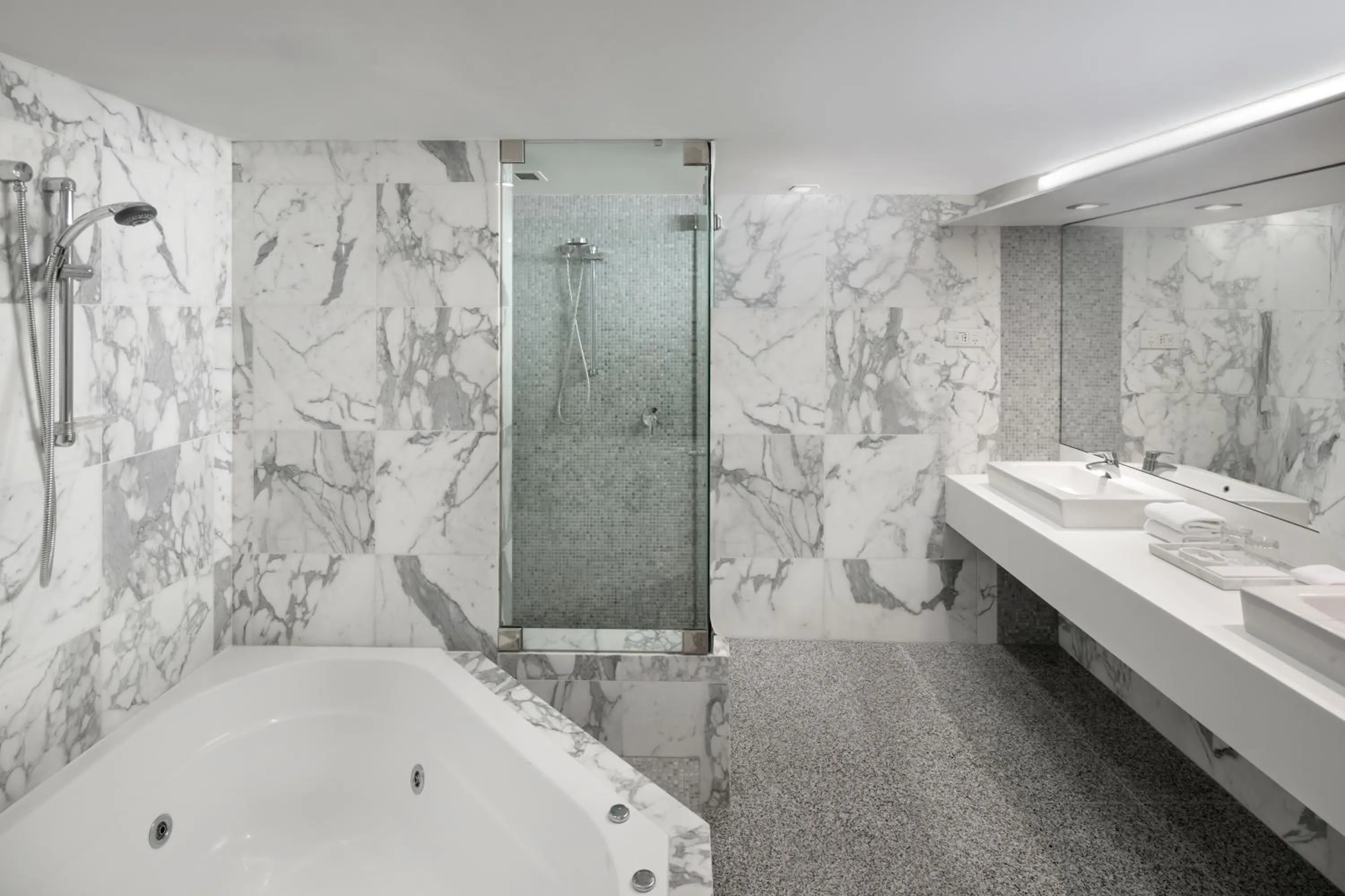 Shower in The Sydney Boulevard Hotel