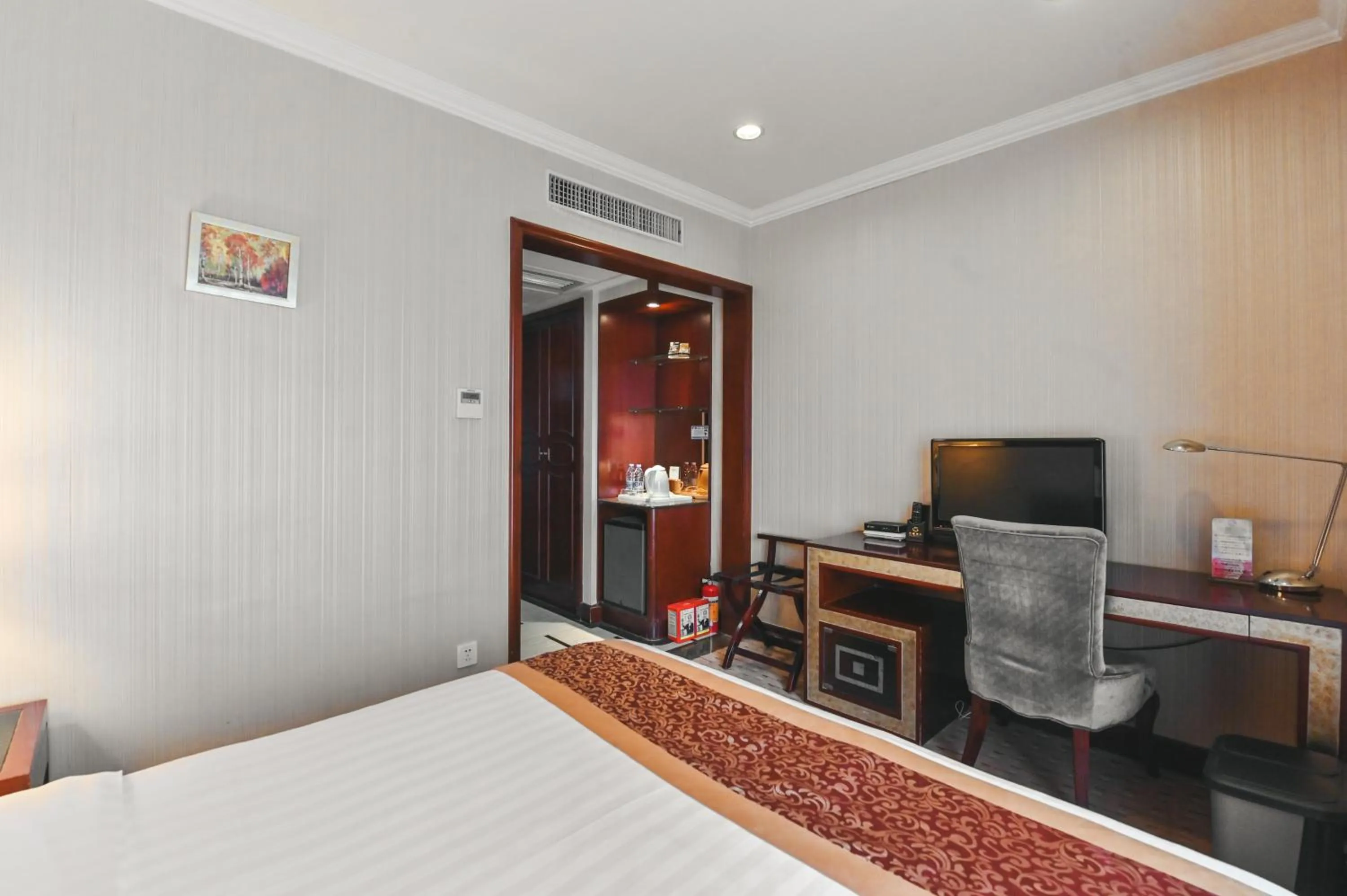 air conditioner, Bed in Royal Plaza Hotel