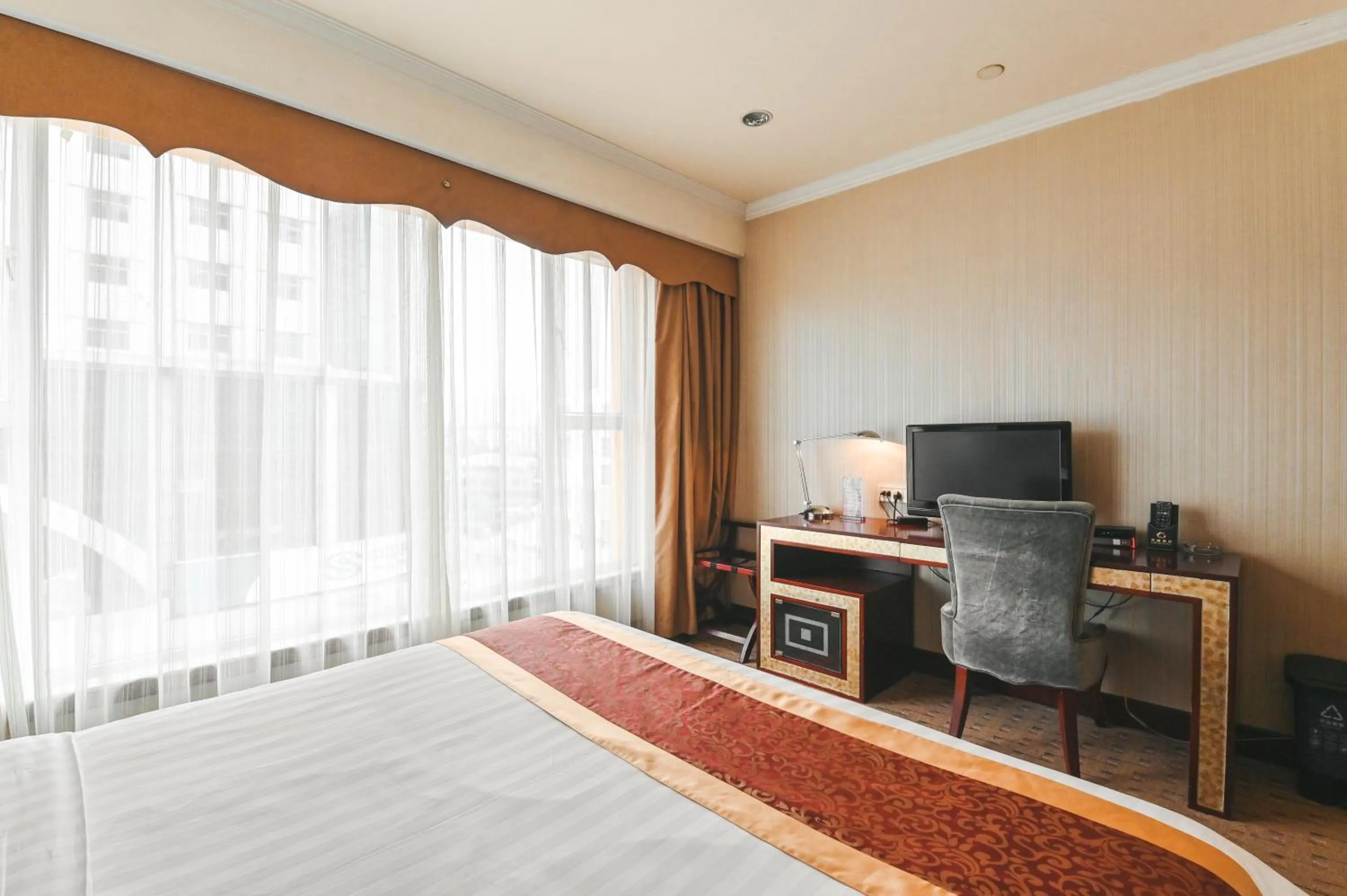 Bed in Royal Plaza Hotel