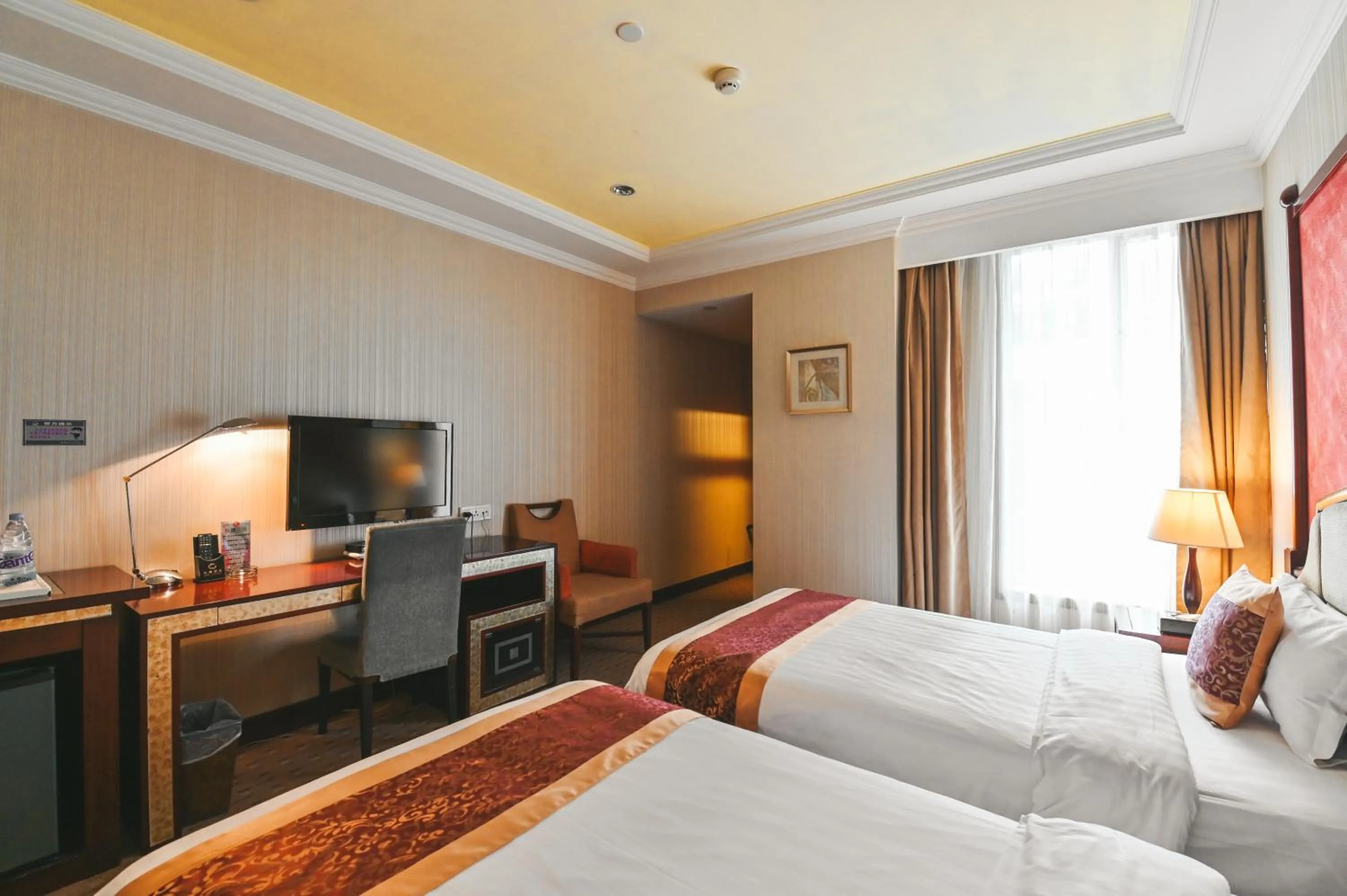 Bed in Royal Plaza Hotel