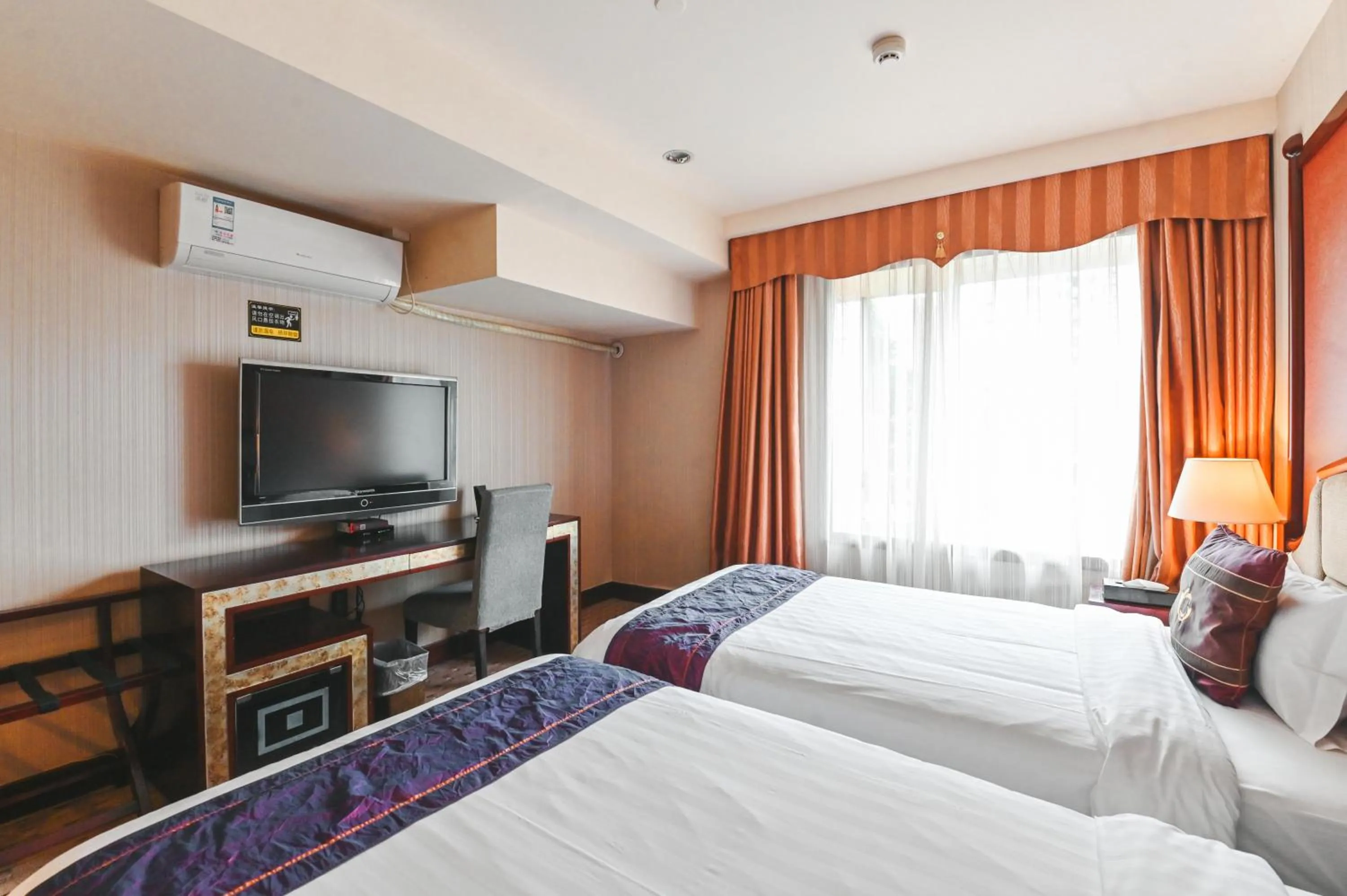 Bed in Royal Plaza Hotel