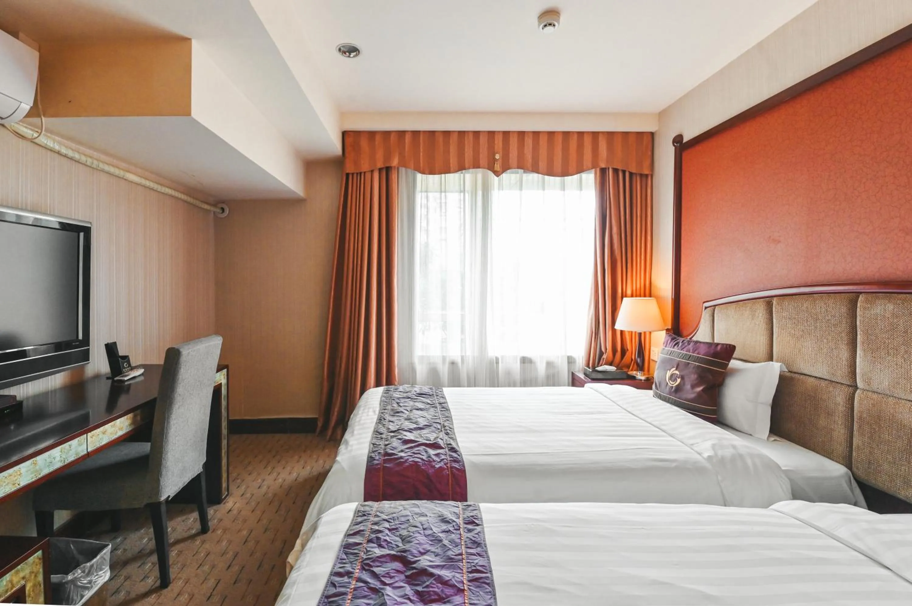 Bed in Royal Plaza Hotel