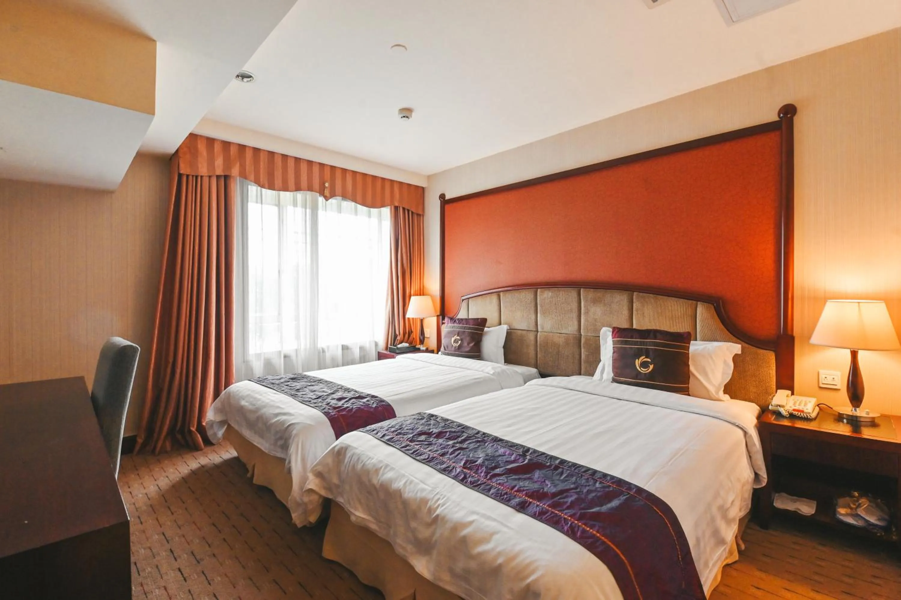 Bed in Royal Plaza Hotel