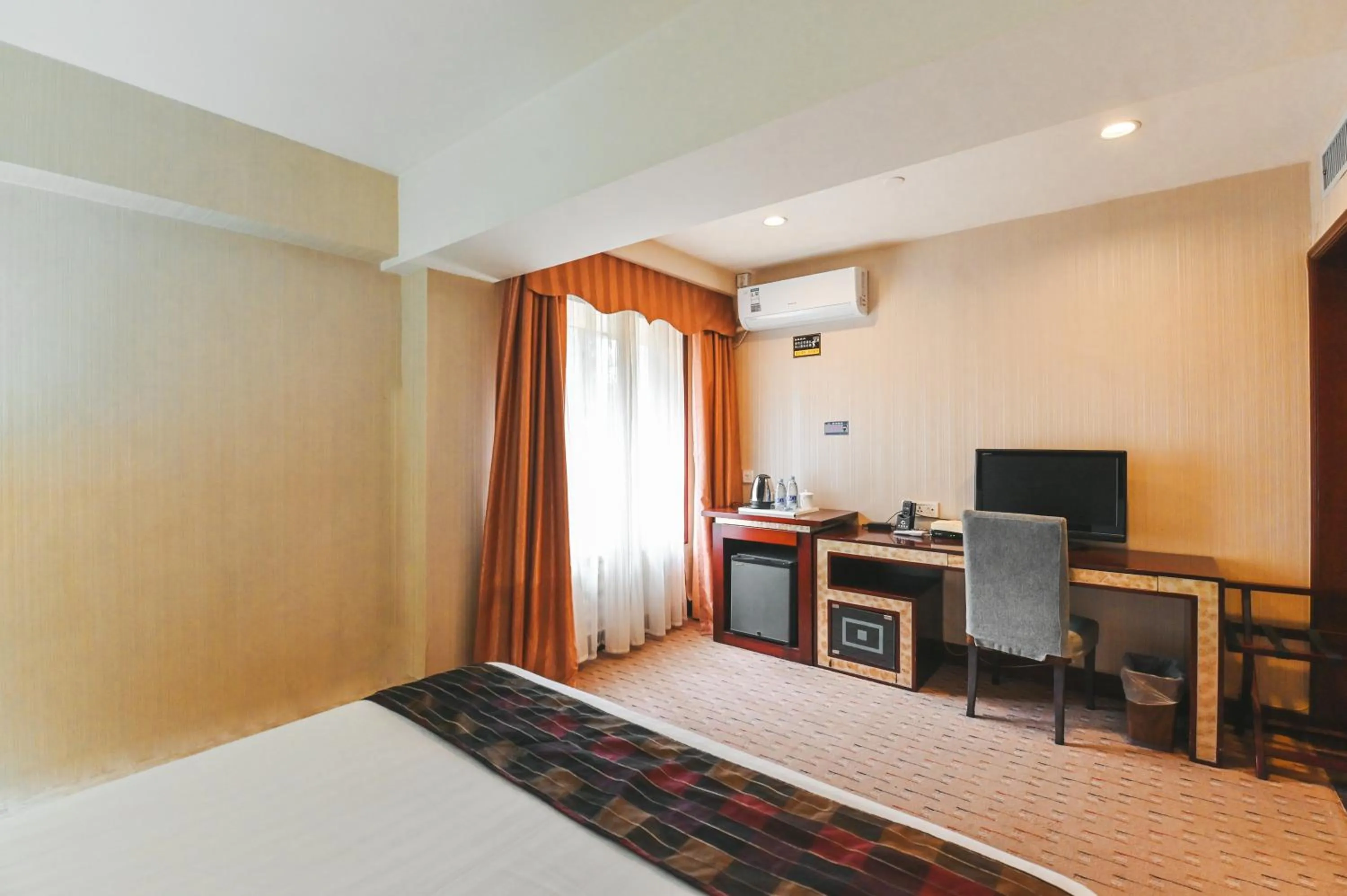 Bed in Royal Plaza Hotel