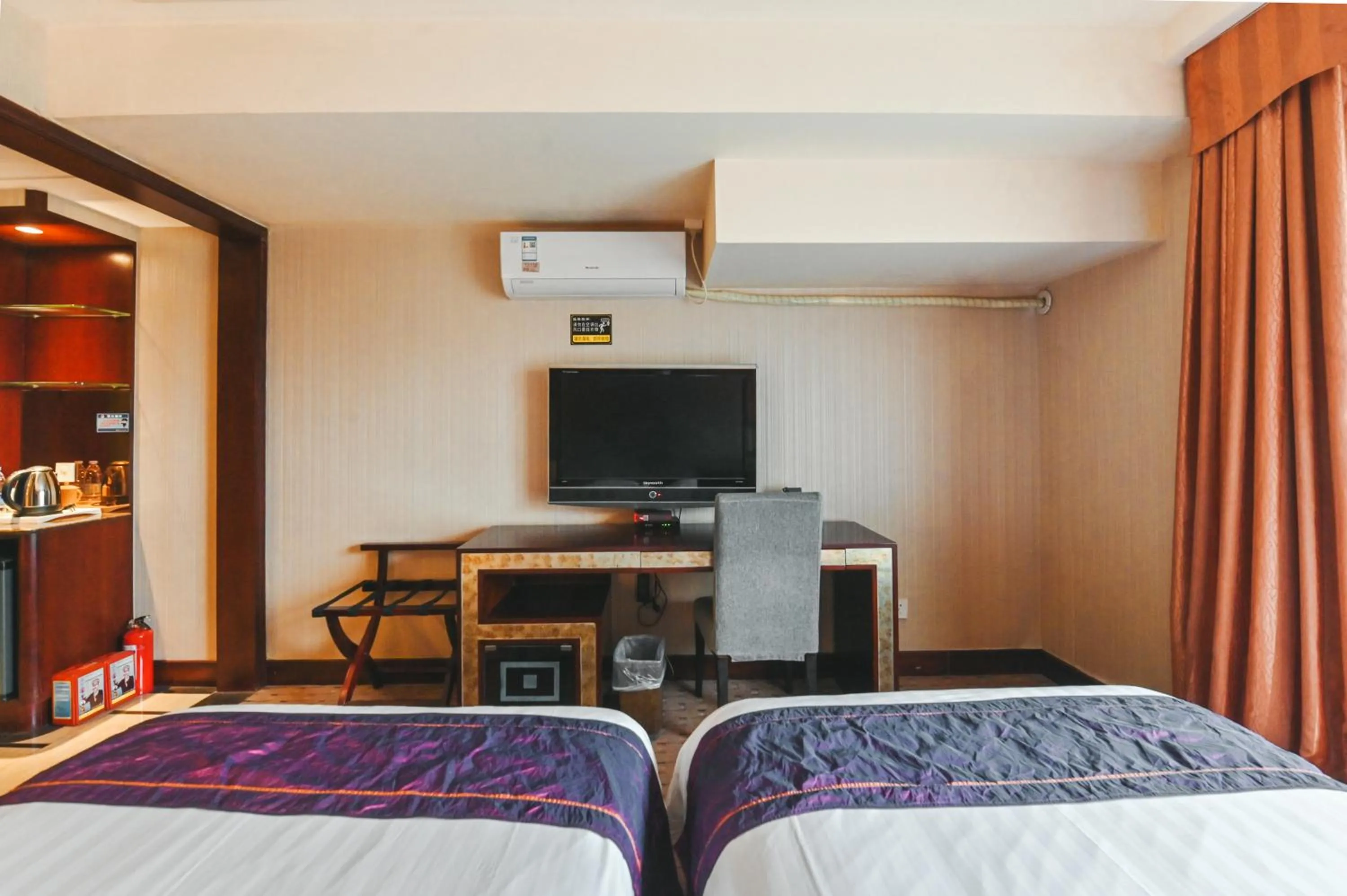 Bed in Royal Plaza Hotel