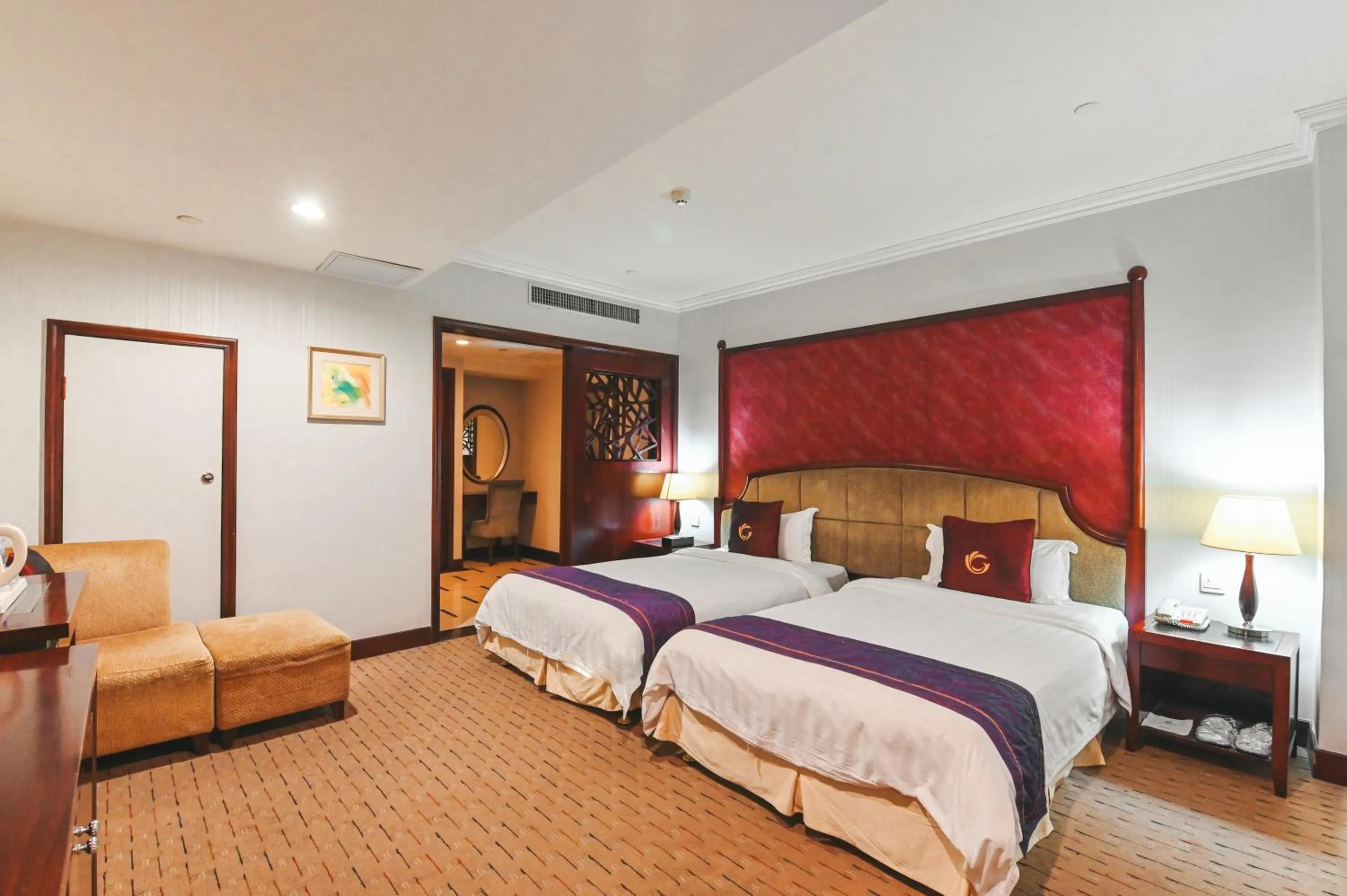 Bed in Royal Plaza Hotel