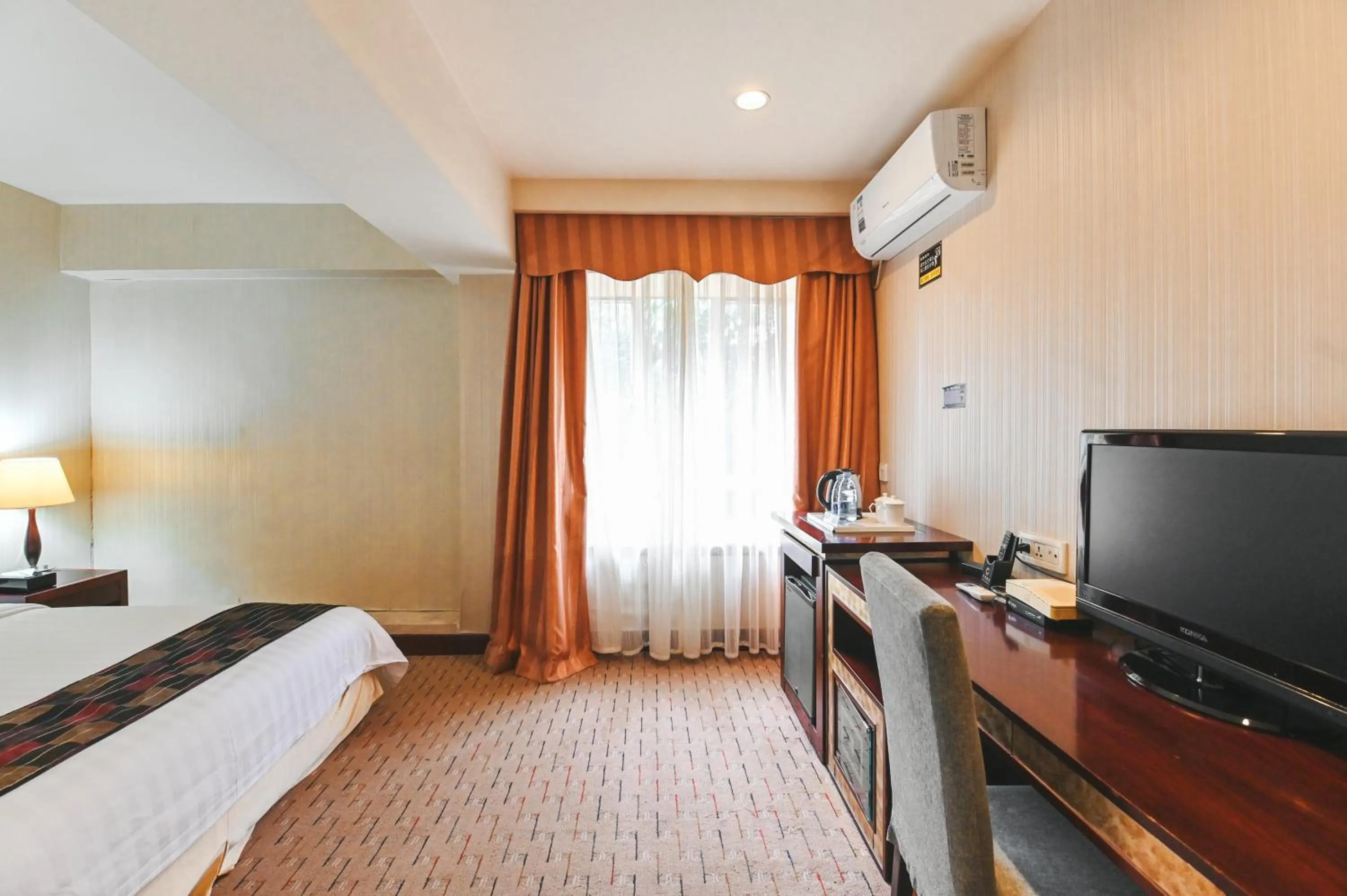 Bed in Royal Plaza Hotel