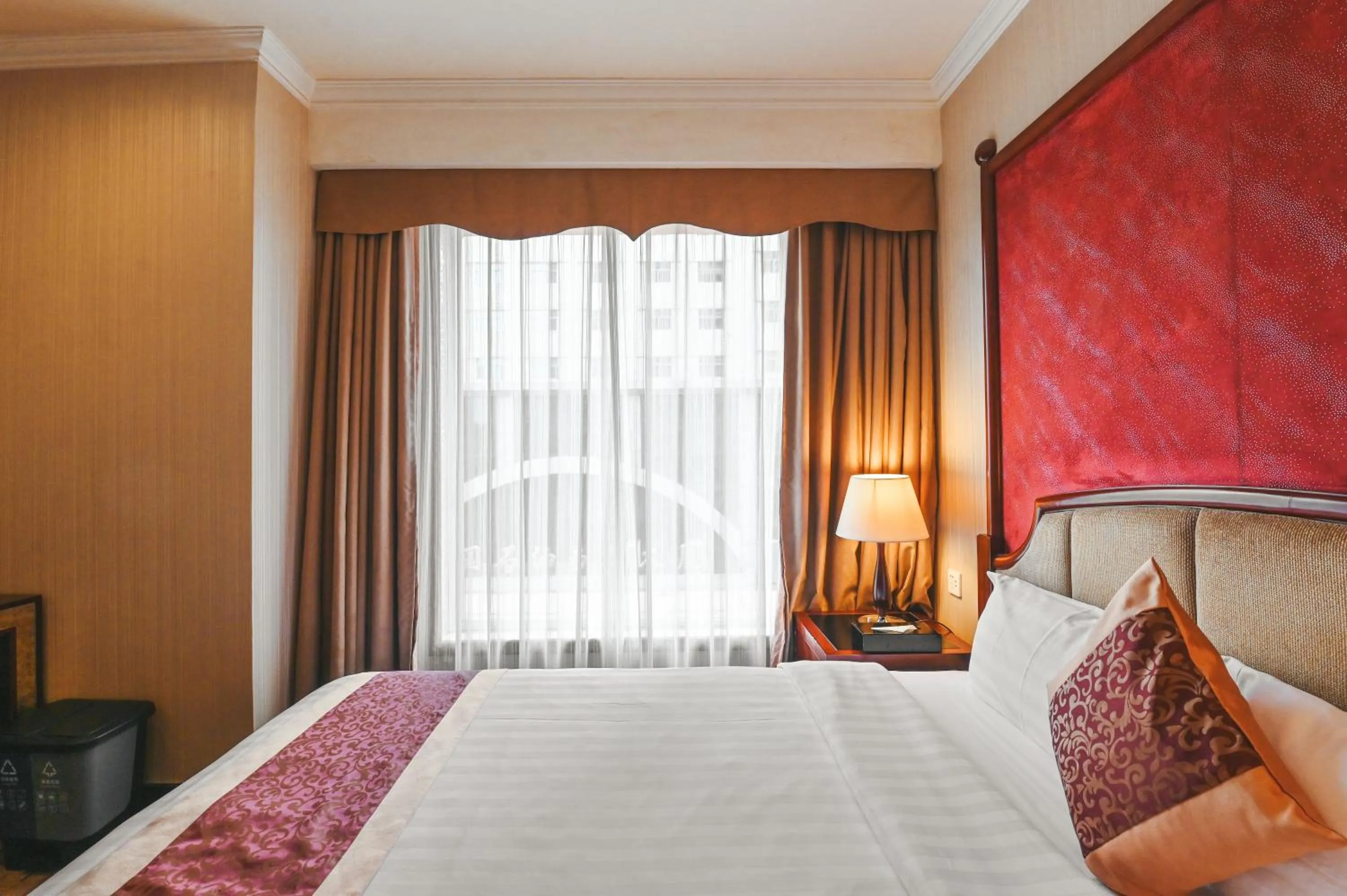 Bed in Royal Plaza Hotel