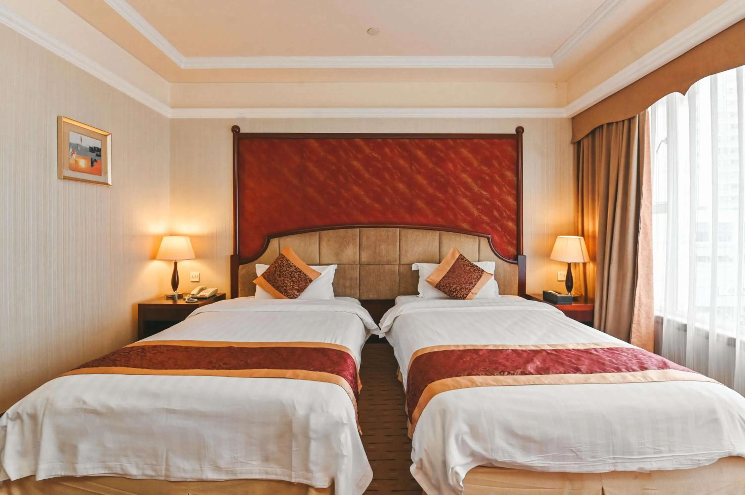 Bed in Royal Plaza Hotel