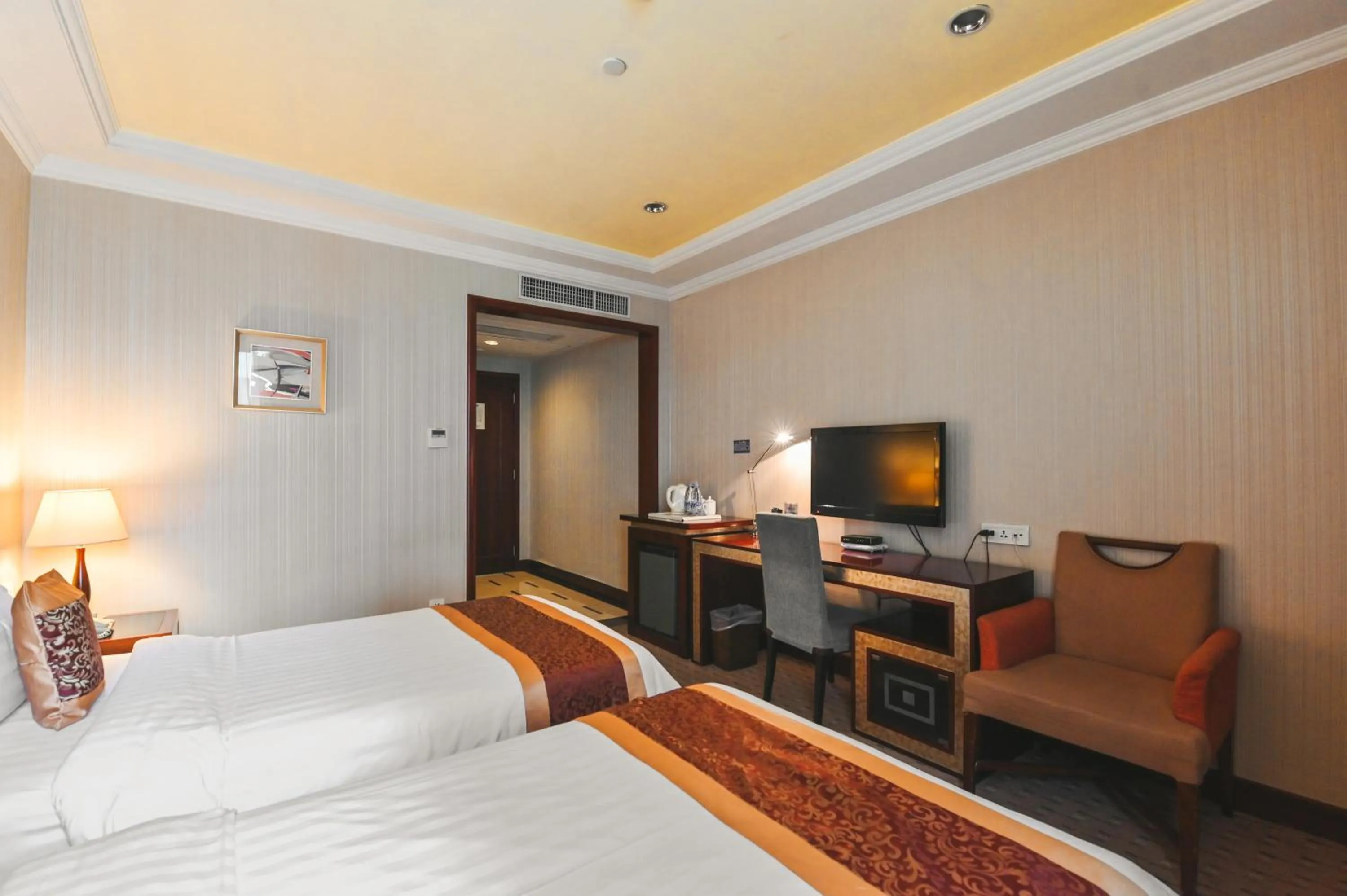 Bed in Royal Plaza Hotel