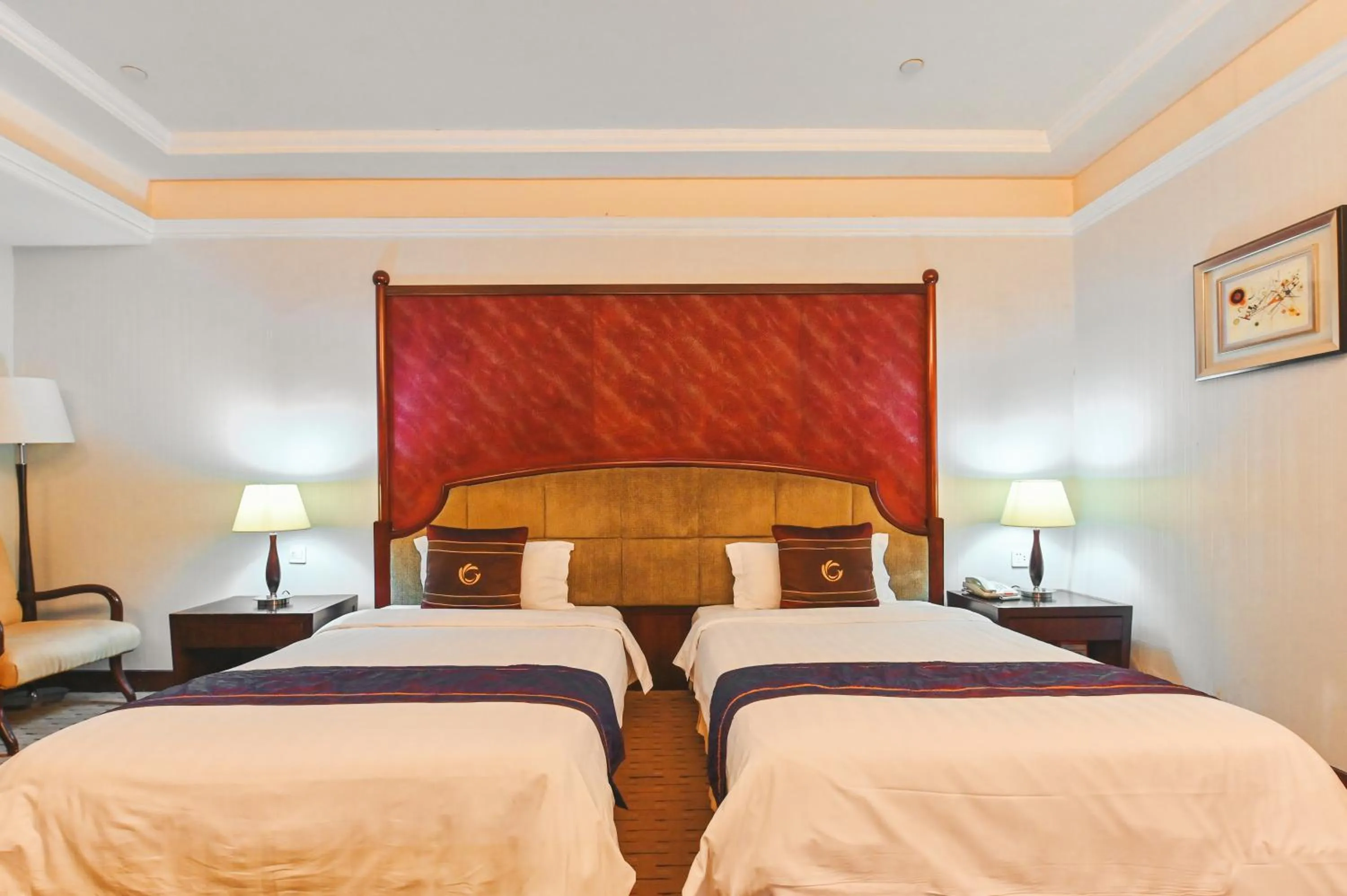 Bed in Royal Plaza Hotel