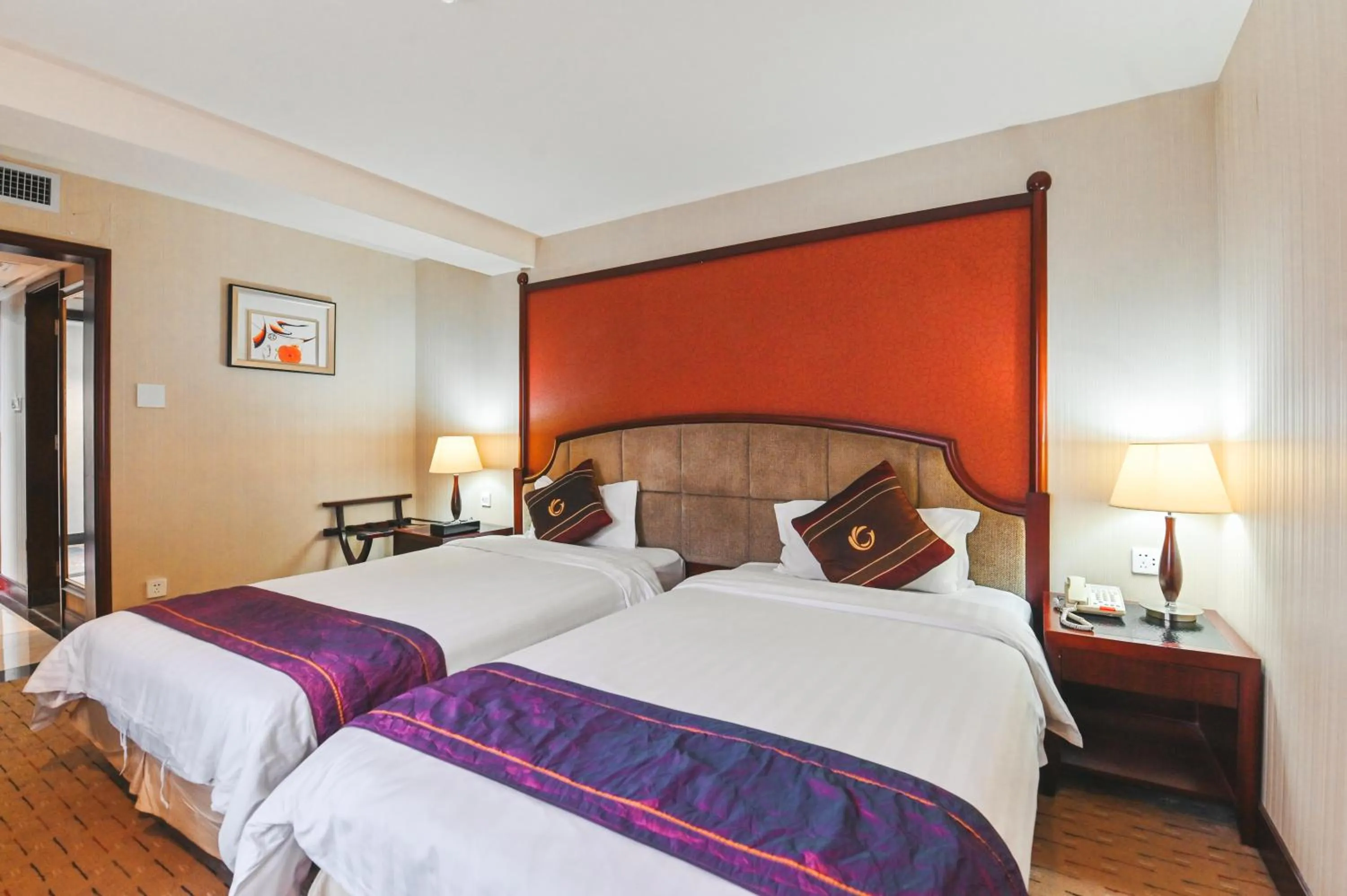 Bed in Royal Plaza Hotel