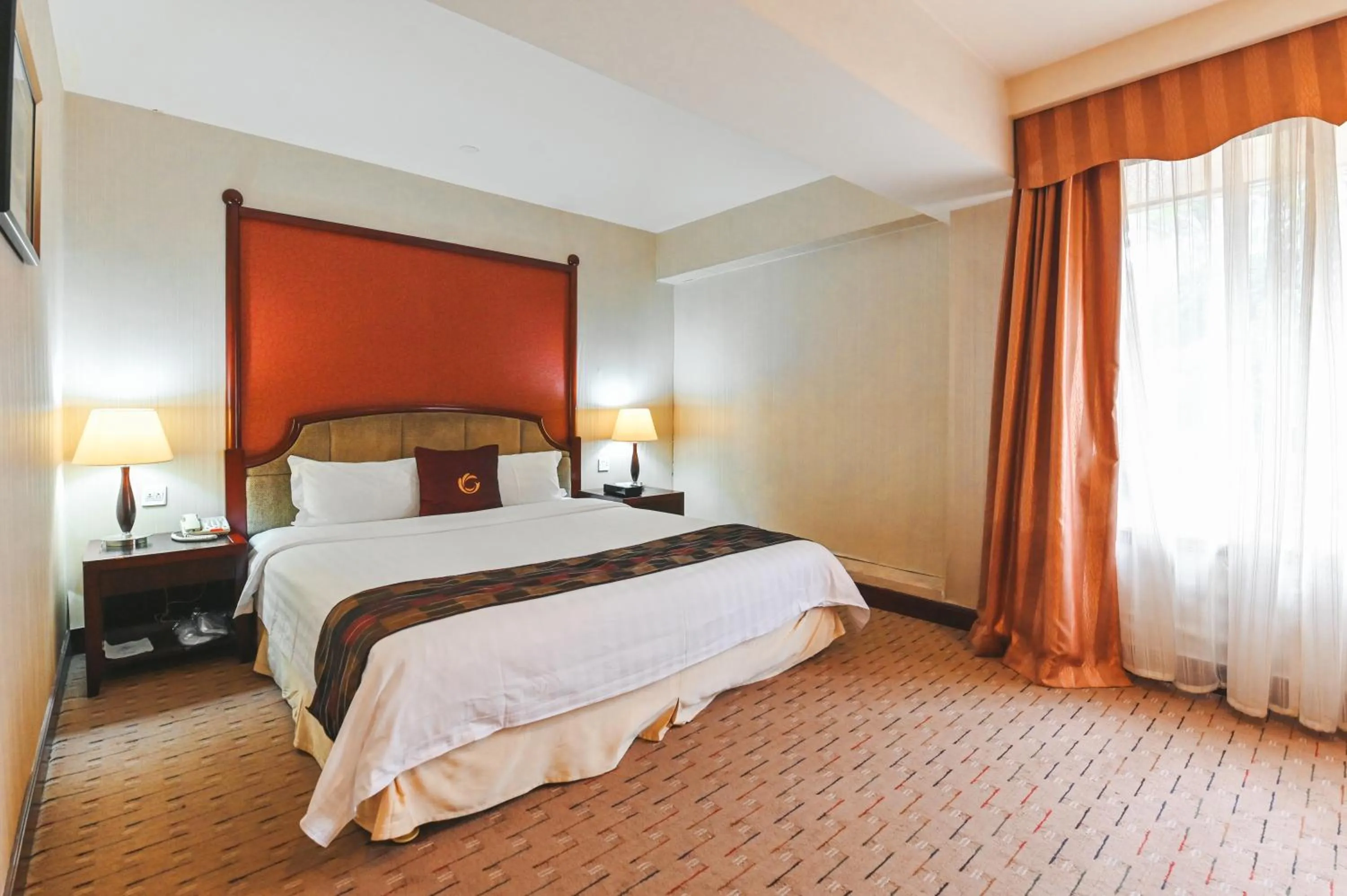 Bed in Royal Plaza Hotel