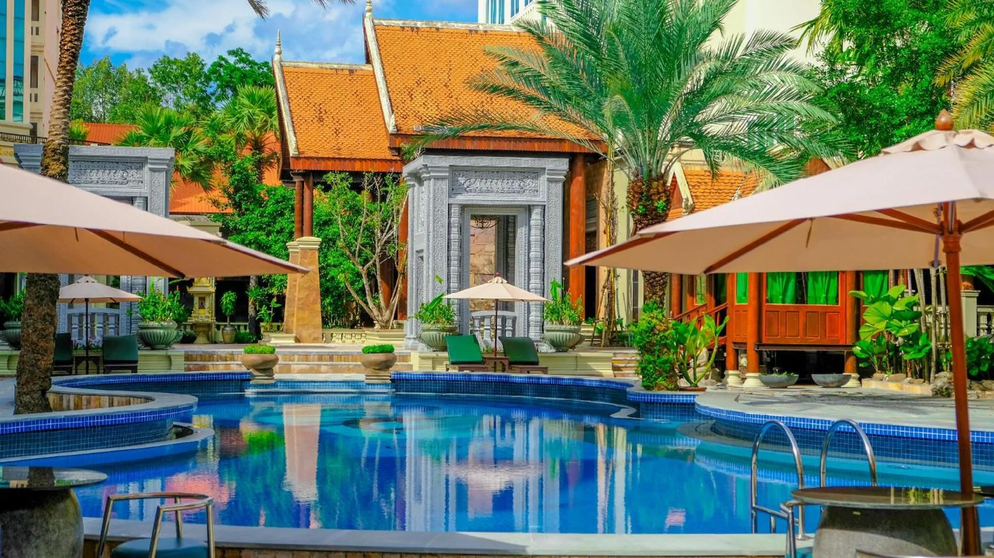 Swimming pool in Empress Angkor Resort & Spa